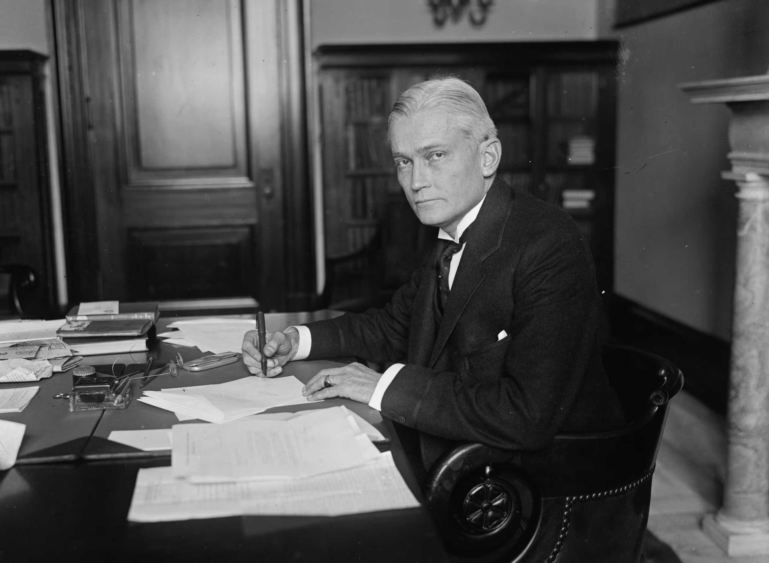 El Senador Hiram Bingham de Connecticut, conocido por su carrera política y exploración, es fotografiado en su oficina mientras escribe, en el año 1925. (benningtonmuseum.org)