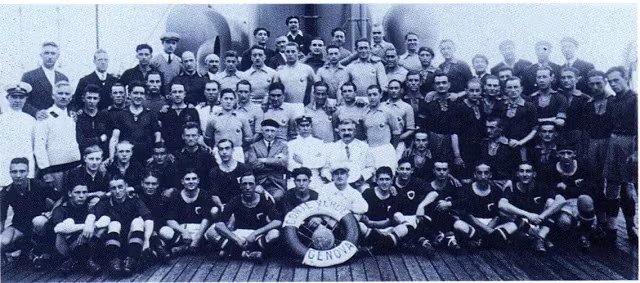 Los equipos francés, belga y rumano en el barco hacia Uruguay (romaniaballs.wordpress.com)