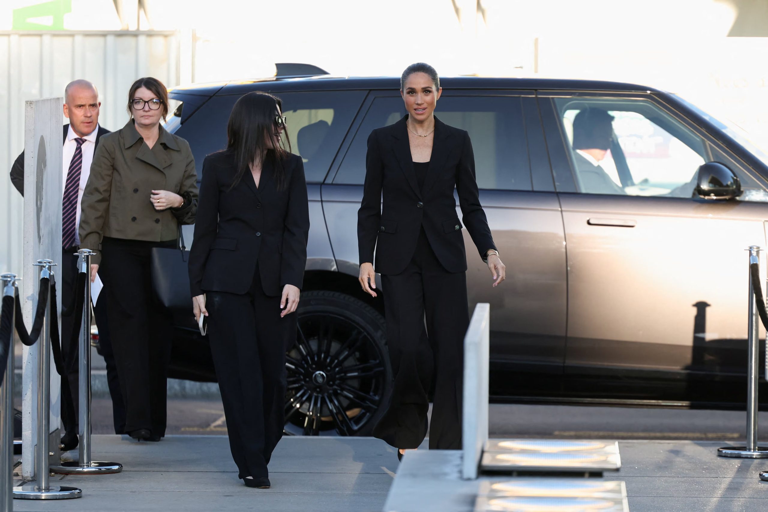 El traje sastre negro con pantalón ancho y chaqueta de solapa clásica define un estilo sobrio con joyería mínima (REUTERS/Pierre Albouy)
