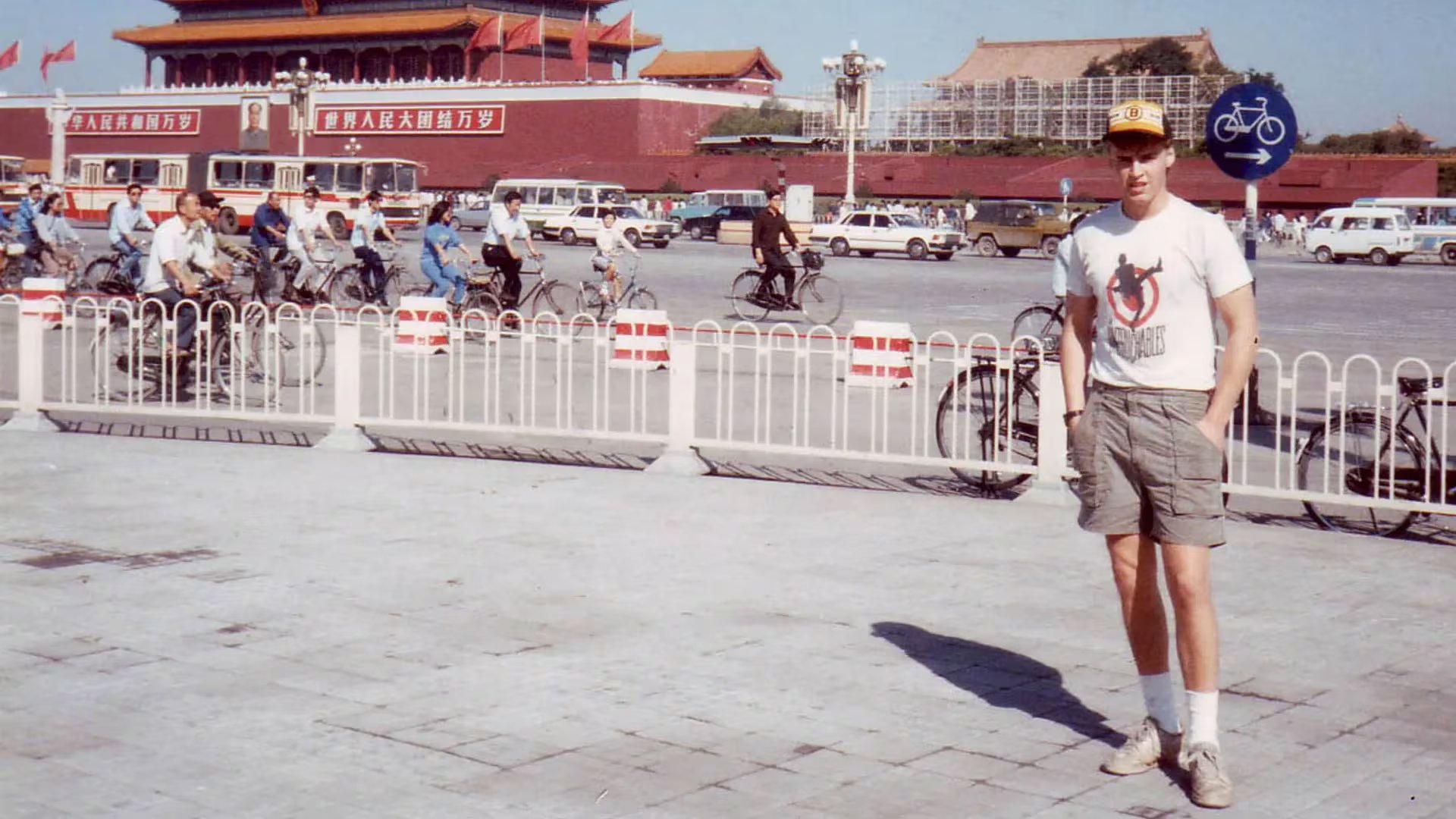 Una fotografía de Kirk Martsen en la Plaza de Tiananmen en 1989. Fue quien ayudó al fotógrafo de Associated Press, Jeff Widener, a sacar clandestinamente el rollo que contenía la ahora icónica fotografía del 