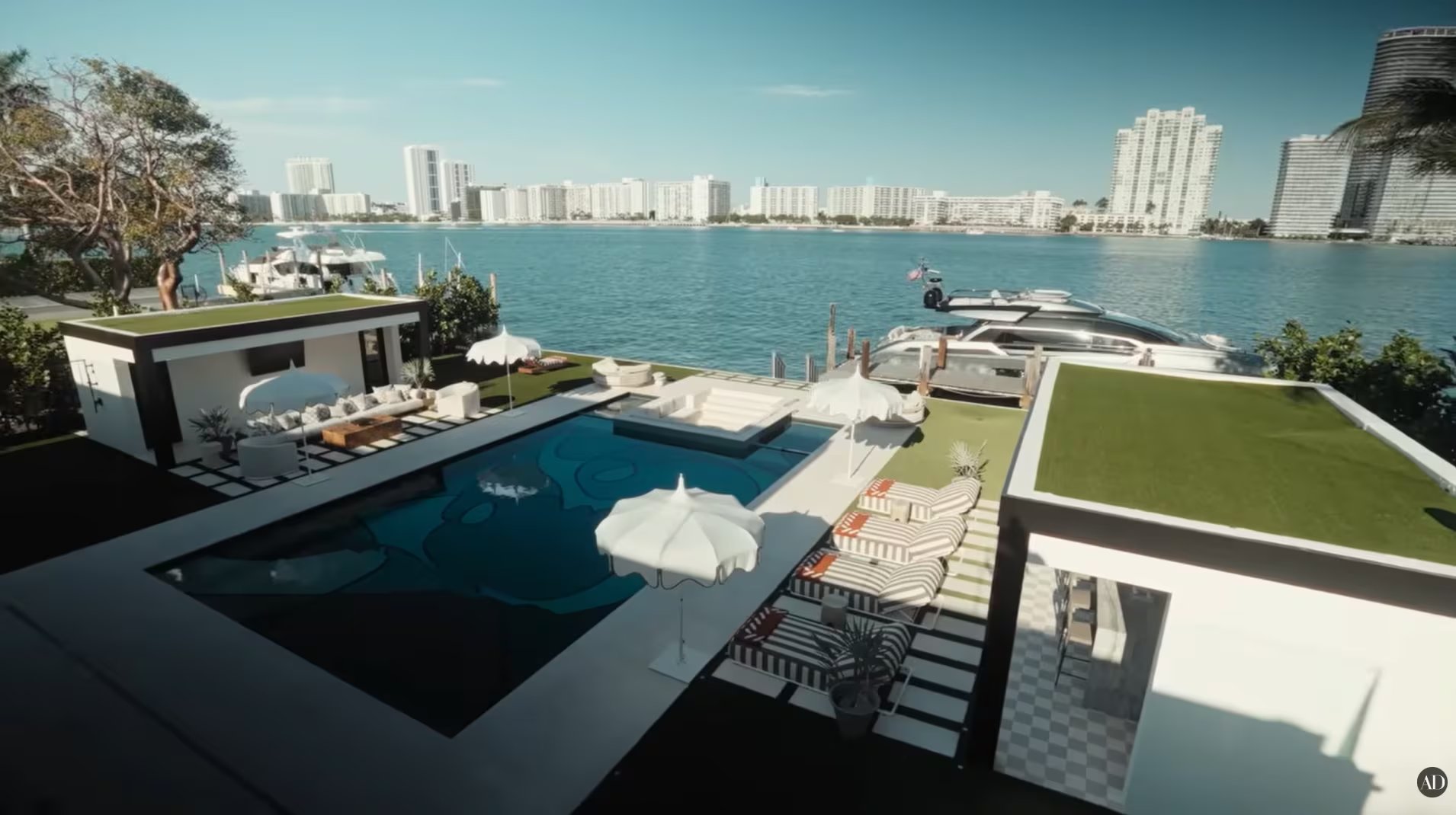 Los exteriores conectan piscina, jardines y vistas privilegiadas al océano y a la actividad náutica de Star Island. (Video Youtube /Architectural Digest)