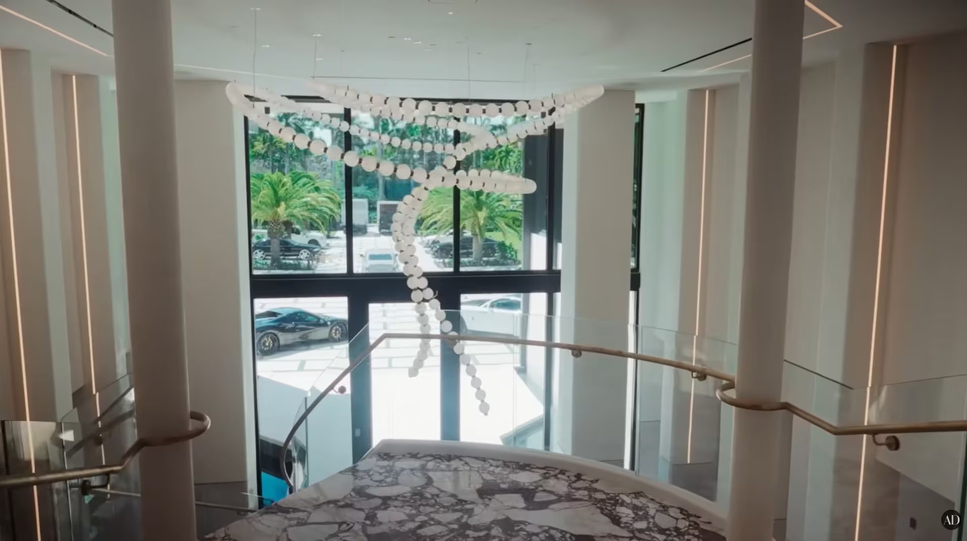 La entrada combina estanques con peces koi y acabados en polvo de mármol llamados marbelini. (Video Youtube /Architectural Digest)