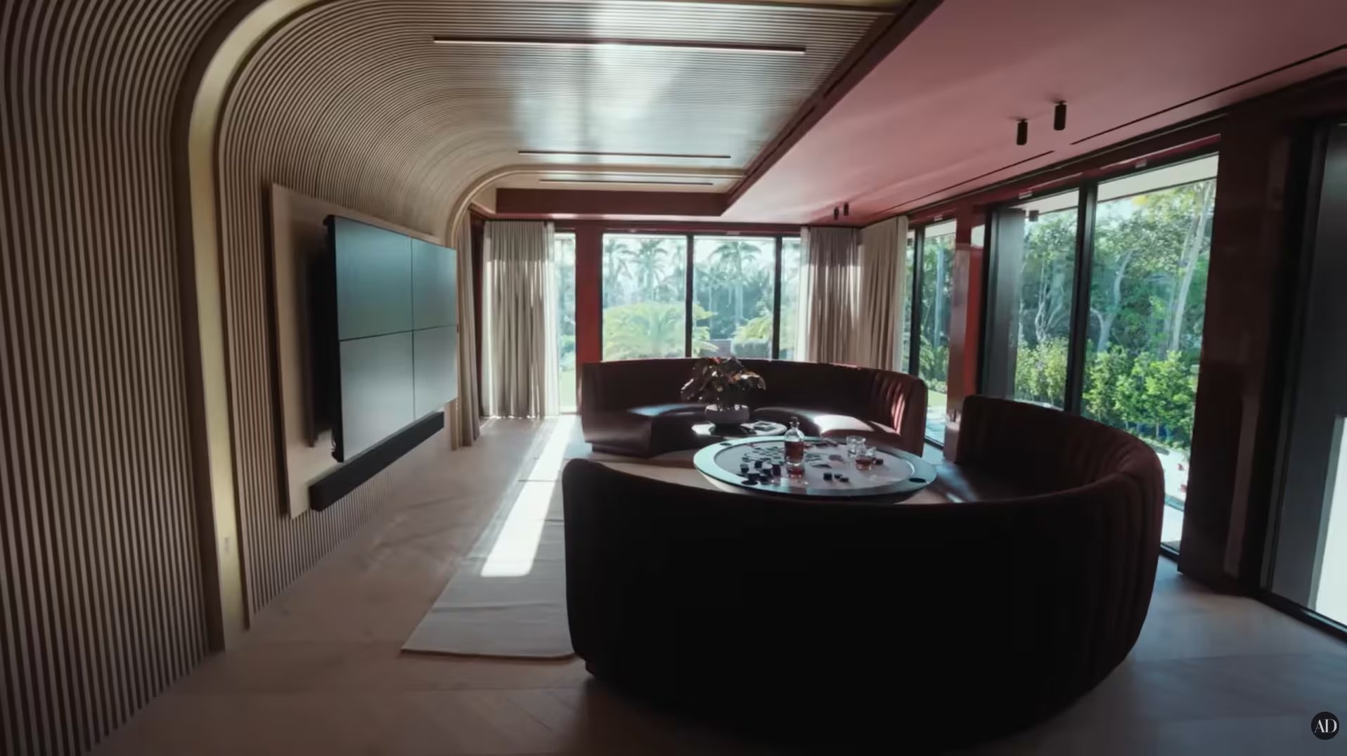 La decoración incorpora obras exclusivas y una pieza comisionada al artista Solomon Adufah. (Video Youtube /Architectural Digest)