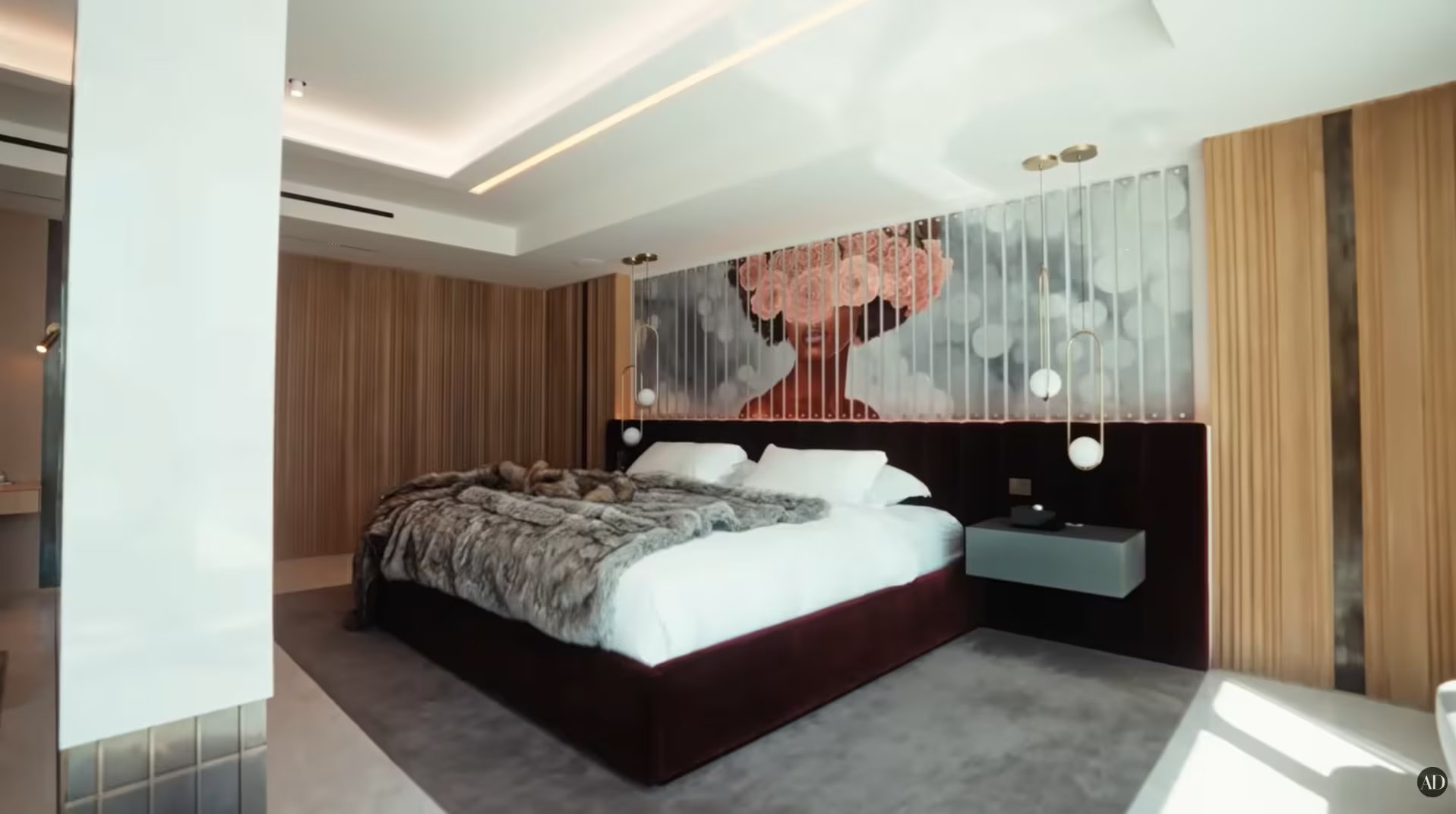 El cuarto principal se abre al océano con una vista directa al horizonte, una paleta de tonos azules y texturas suaves, y un diseño pensado para que la suite se sienta como extensión del mar dentro de la casa. (Video Youtube /Architectural Digest)