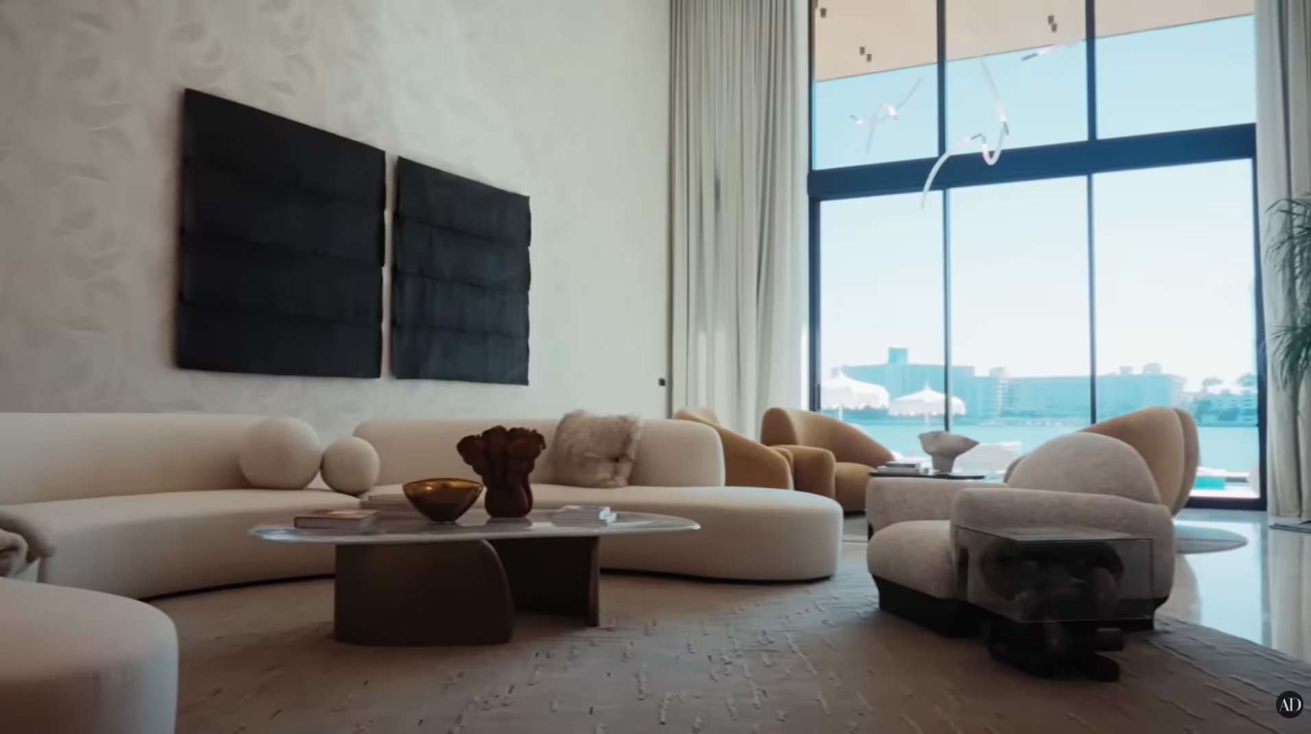 Las salas de estar se plantean como espacios para reuniones, conversación y decisiones de negocios. (Video Youtube /Architectural Digest)