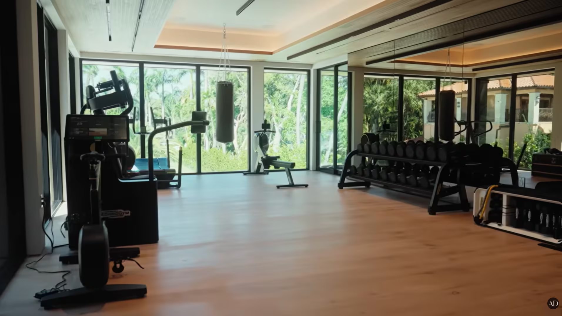 El gimnasio, presentado como centro de bienestar, reúne tecnología de última generación y equipamiento de estética de lujo, integrado al concepto de la casa donde la exclusividad también llega al entrenamiento y a la salud como prioridad. (Video Youtube /Architectural Digest)