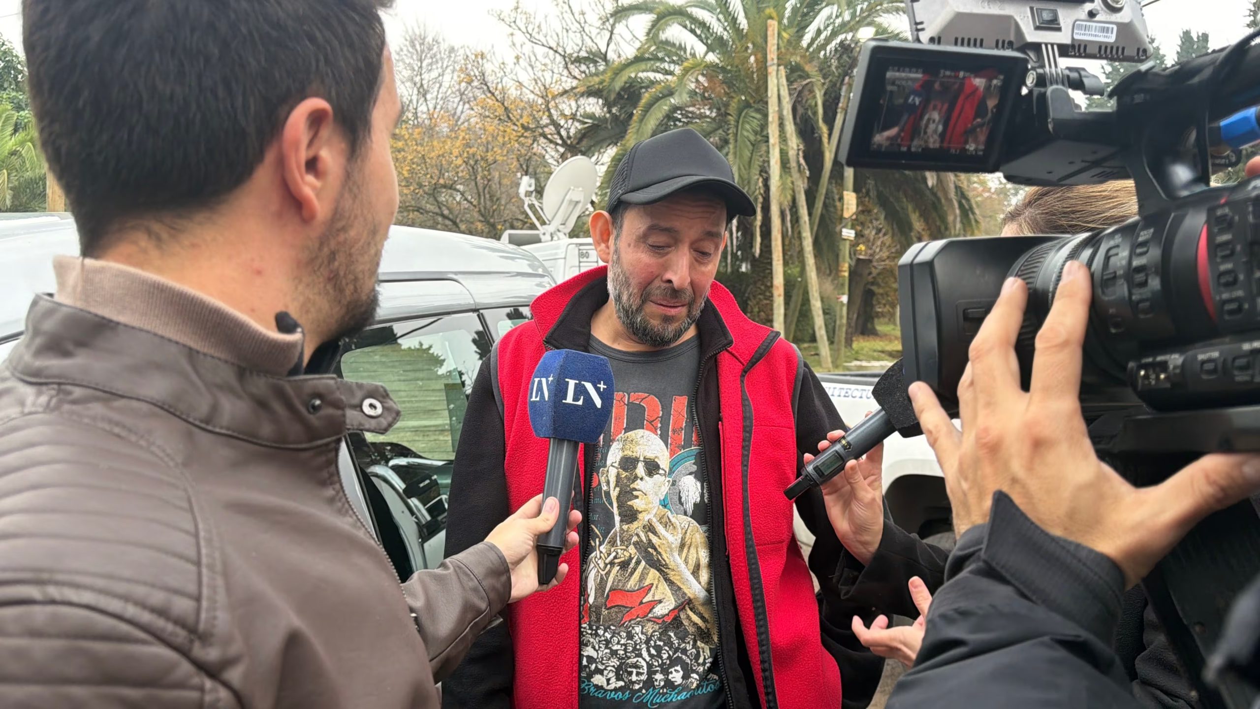 Un grupo de fanáticos del Indio se reunieron en la puerta de su casa, en Parque Leloir, para despedirlo