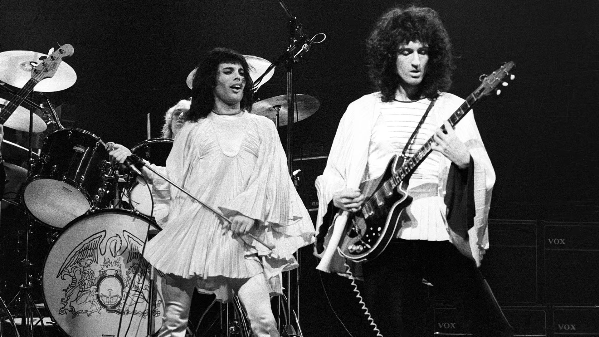 Tras la salida de Tim Staffell de Smile en 1970, Brian May y Roger Taylor aceptaron a Freddie como cantante y adoptaron el nombre Queen por propuesta suya. En la foto un concierto del año del debut