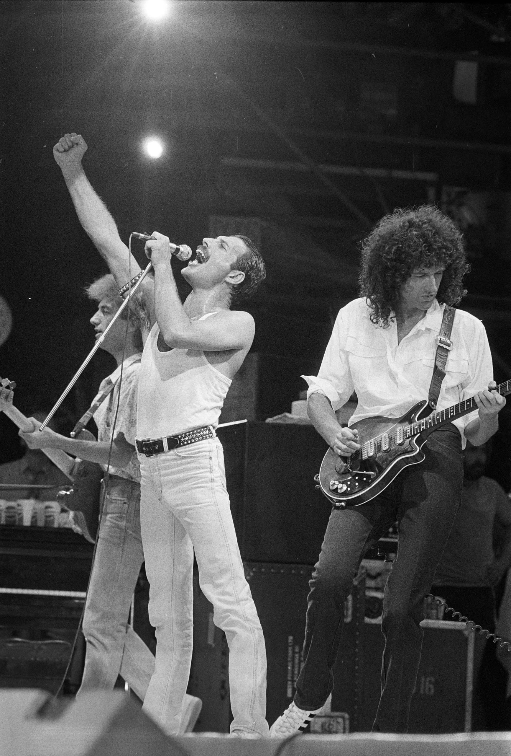 Freddie Mercury y Bian May durante un concierto de Queen en 1985. Queen abrió su primer show en 1970 con “Stone Cold Crazy”, una canción que recién sería grabada en el tercer álbum, Sheer Heart Attack (REUTERS)