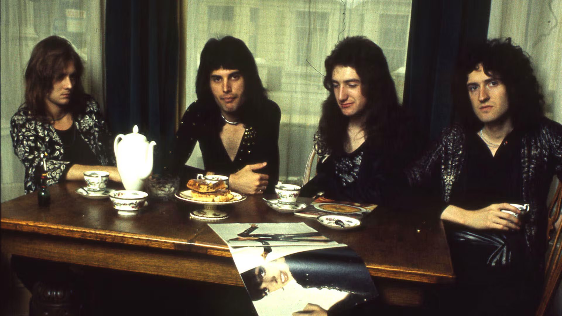 Queen en 1973. Freddie Mercury ya cuestionaba la puesta en escena de Smile antes de sumarse y llevó a Queen una idea de teatralidad y de vínculo con el público desde el primer show