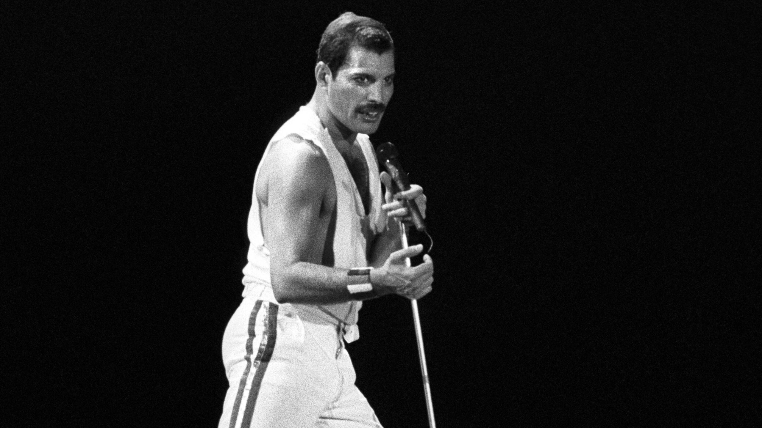Farrokh Bulsara adoptó el apellido Mercury después del concierto de Truro, inspirado en una línea de “My Fairy King”, y pasó a presentarse en público como Freddie Mercury (EFE)