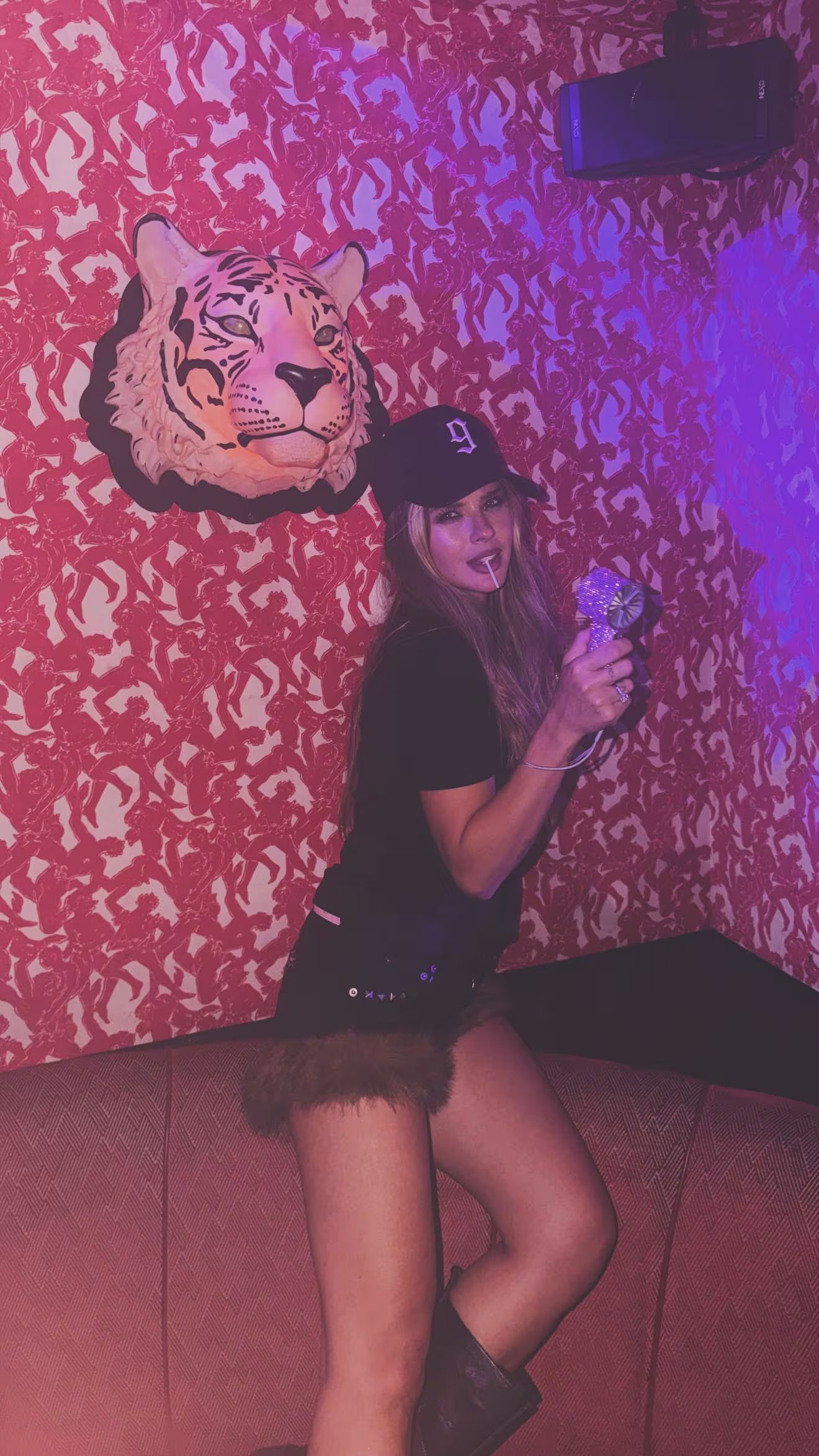 Suárez eligió usar una gorra con el número de Icardi, una remera negra y un short con detalles de piel 