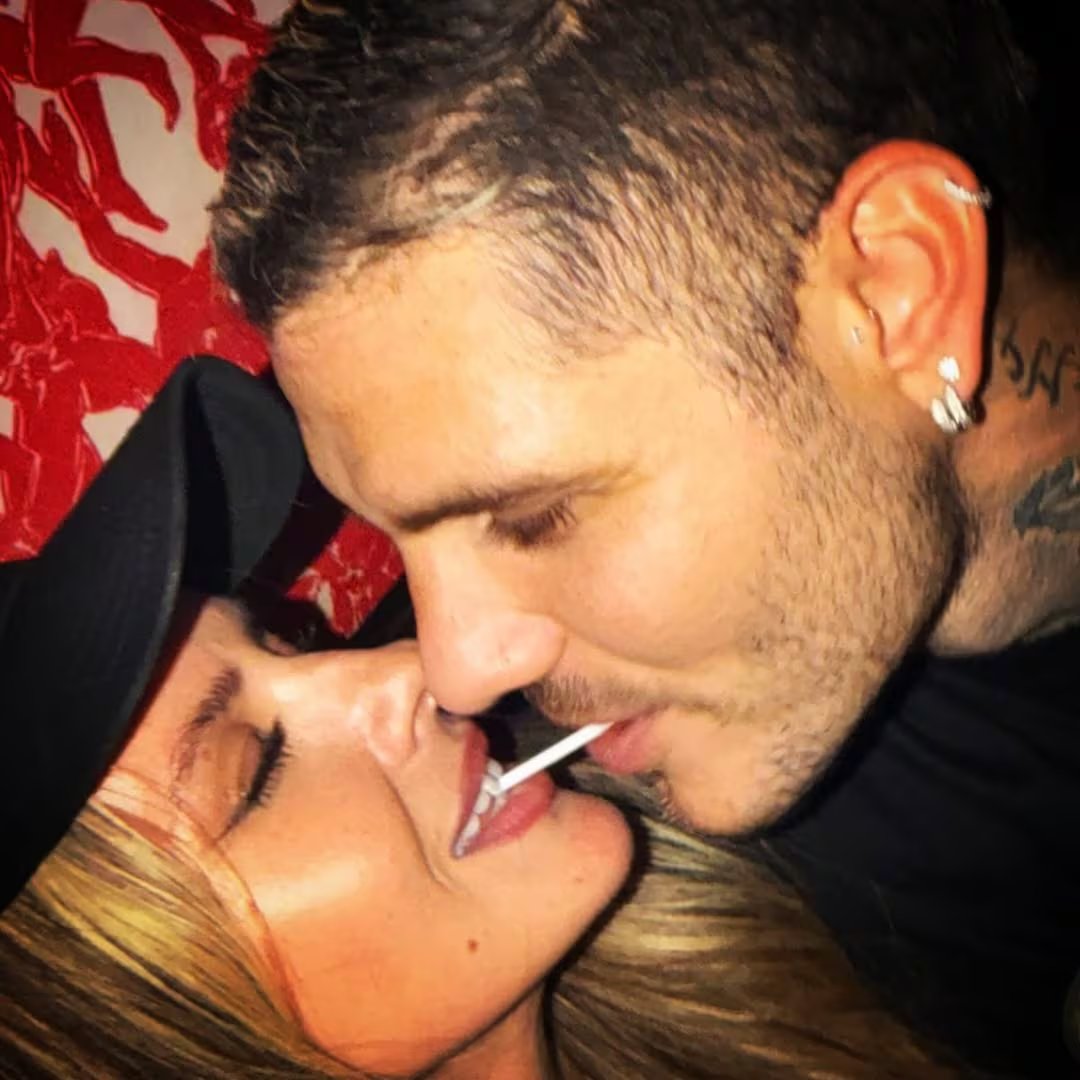 La imagen ilustra a Mauro Icardi y China Suárez compartiendo un chupetín en un boliche, durante una salida nocturna.