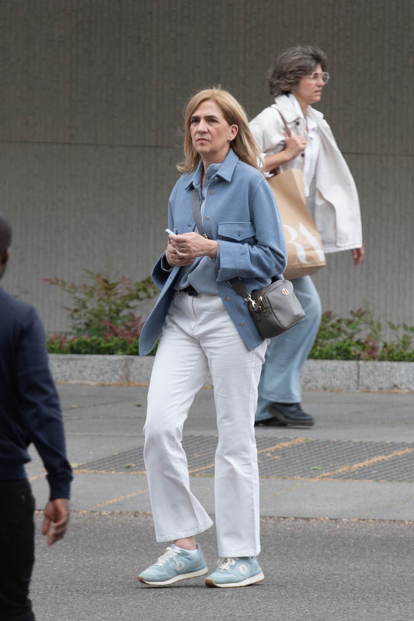 La infanta Cristina da un paseo por las calles de Madrid. (Óscar Ortiz/Europa Press)