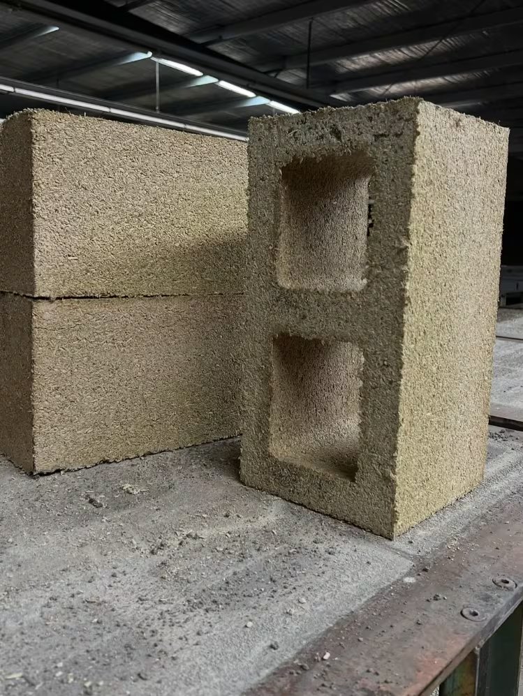 El proyecto utiliza bloques de cáñamo y conchas de ostra recicladas como base constructiva. (Instagram /joostbakker)