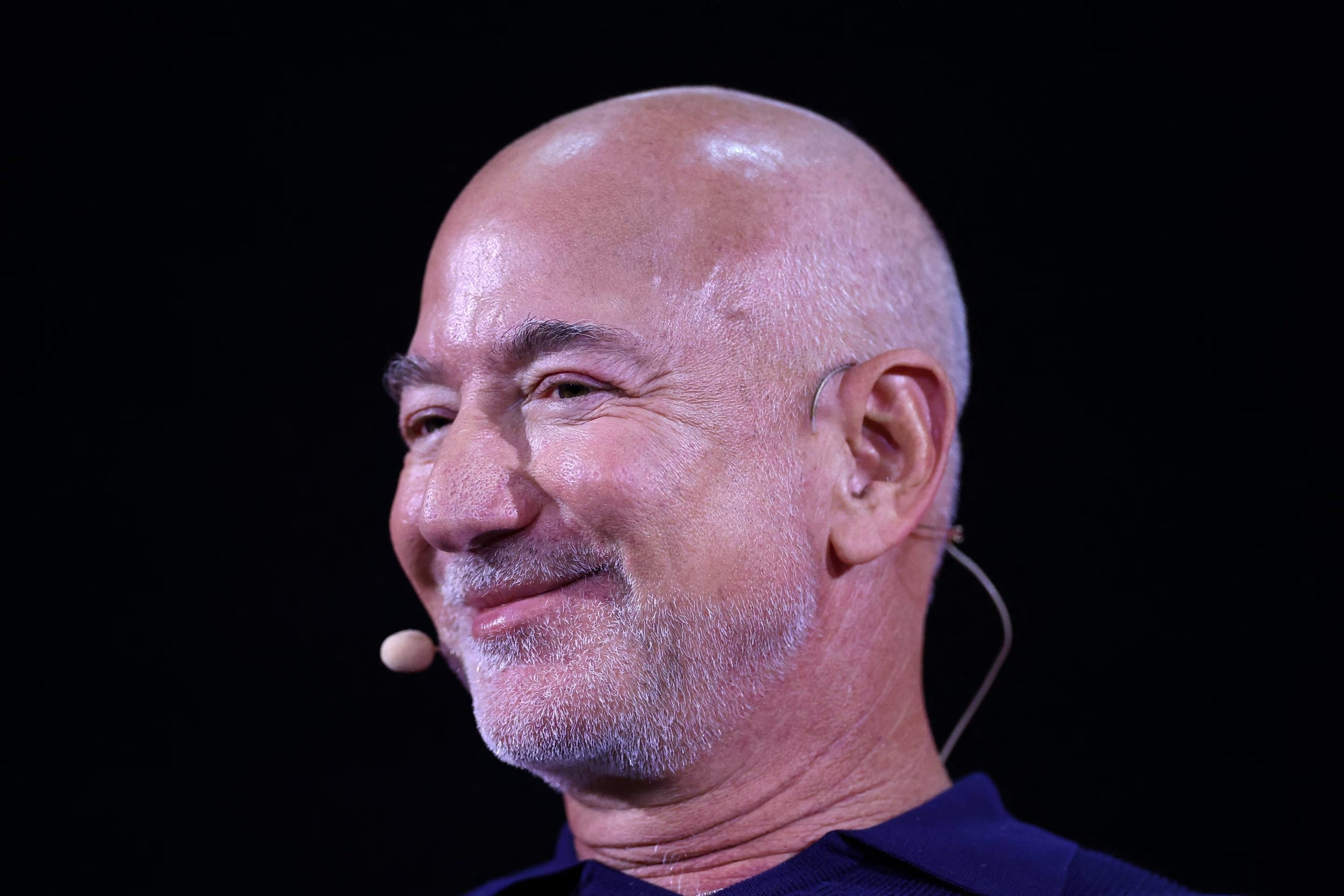 Jeff Bezos es un magnate, empresario y filántropo estadounidense, mundialmente conocido por ser el fundador y presidente ejecutivo de Amazon. 
REUTERS/Abdul Saboor