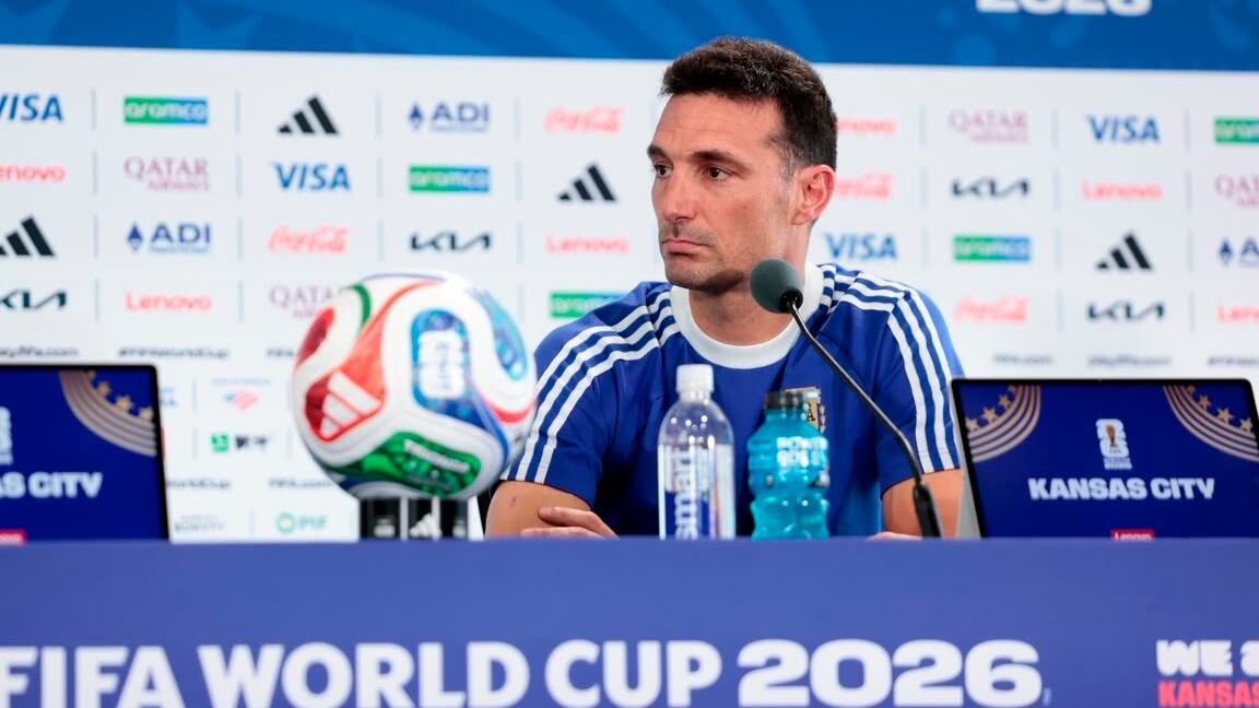 La formación de la Selección argentina mantiene dudas en la defensa, donde Lionel Scaloni analiza una línea de cinco o una defensa de cuatro (@Argentina)