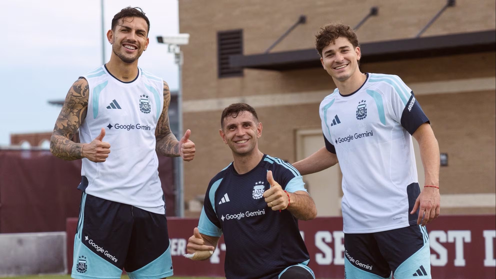 Dibu Martínez será titular en el debut, según la información surgida tras una charla con Lionel Scaloni sobre su estado físico