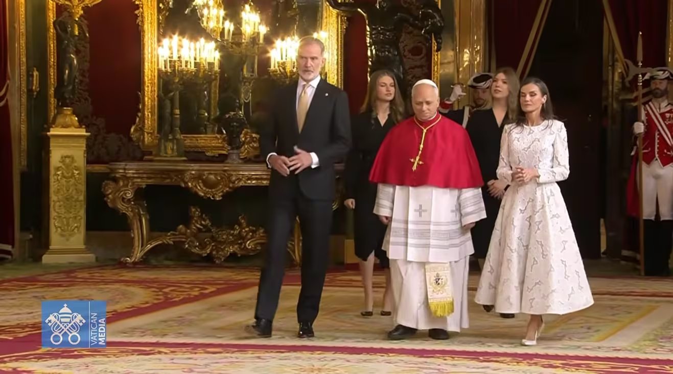 La princesa Leonor y la infanta Sofía conocen al papa León XIV (Vatican News)
