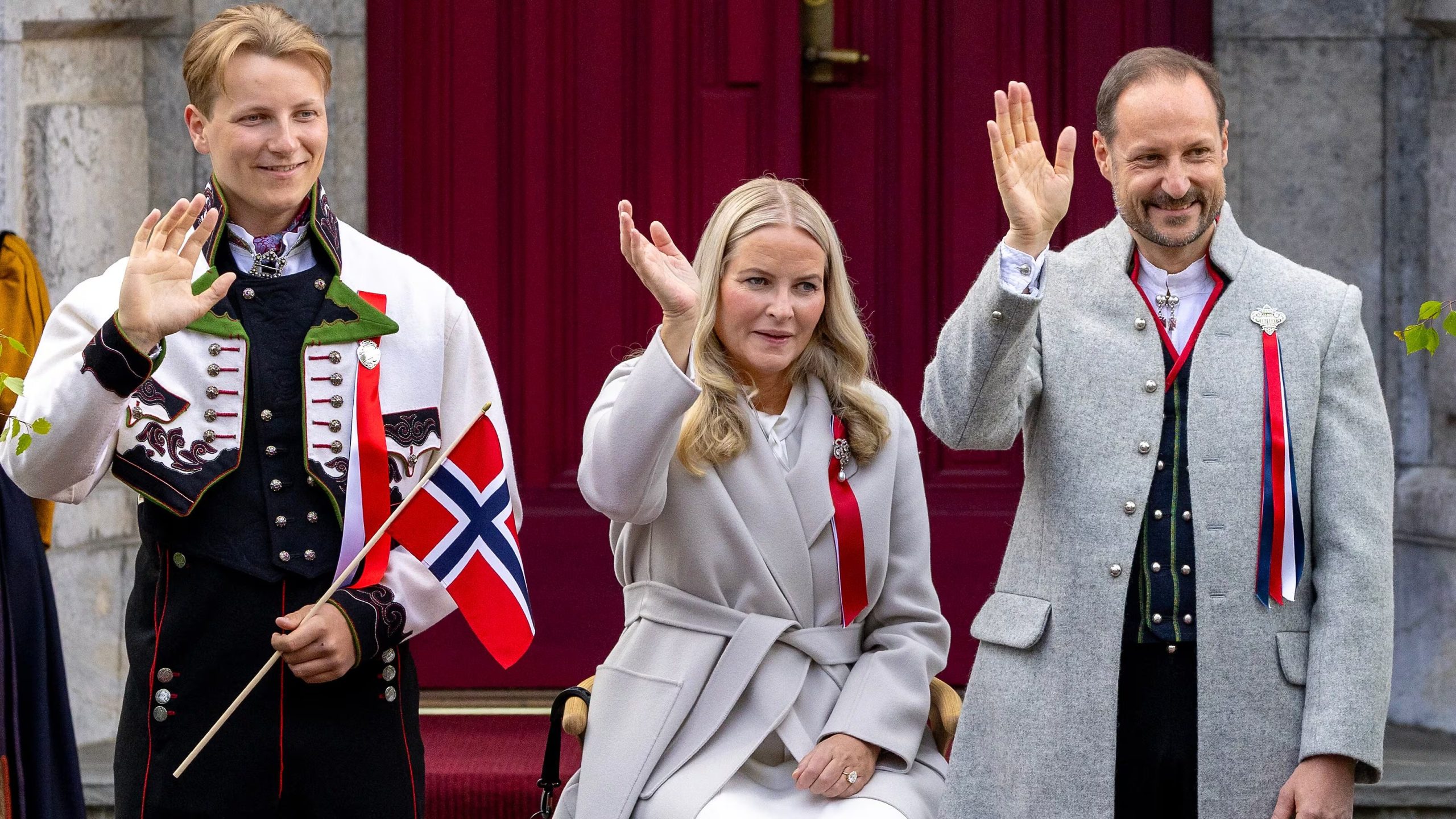 La princesa Mette-Marit y el príncipe Haakon con su hijo Sverre Magnus (Albert Nieboer Netherlands OUT Point De Vue OUT)