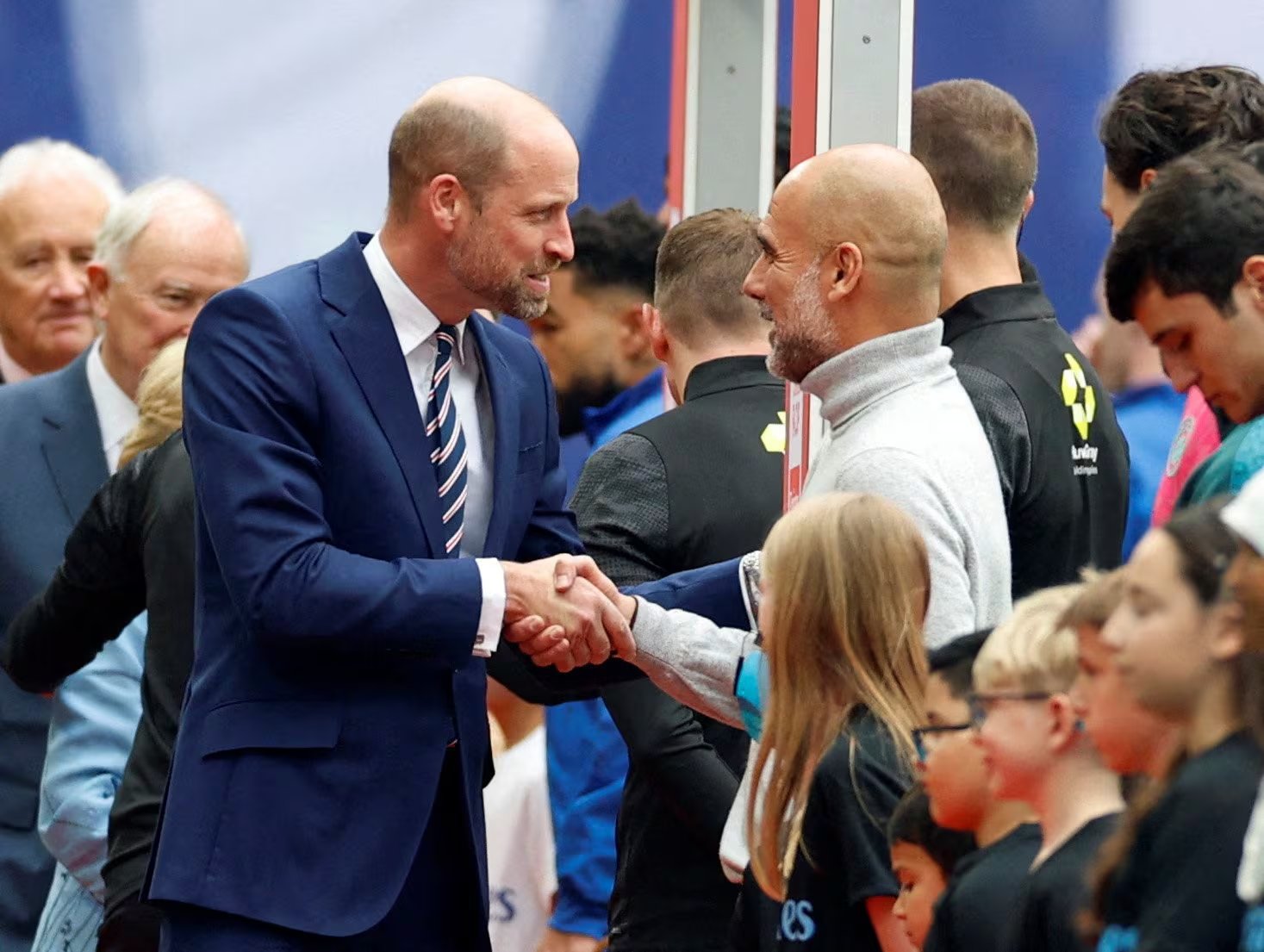 El apretón de manos entre Pep Guardiola y el príncipe Guillermo (Reuters)
