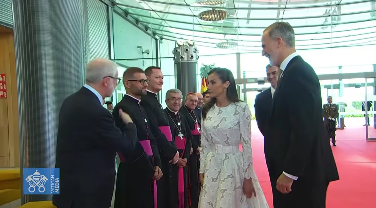 El rey Felipe y la reina Letizia en el Aeropuerto Adolfo Suárez Madrid-Barajas para recibir al papa León XIV (Vatican News)