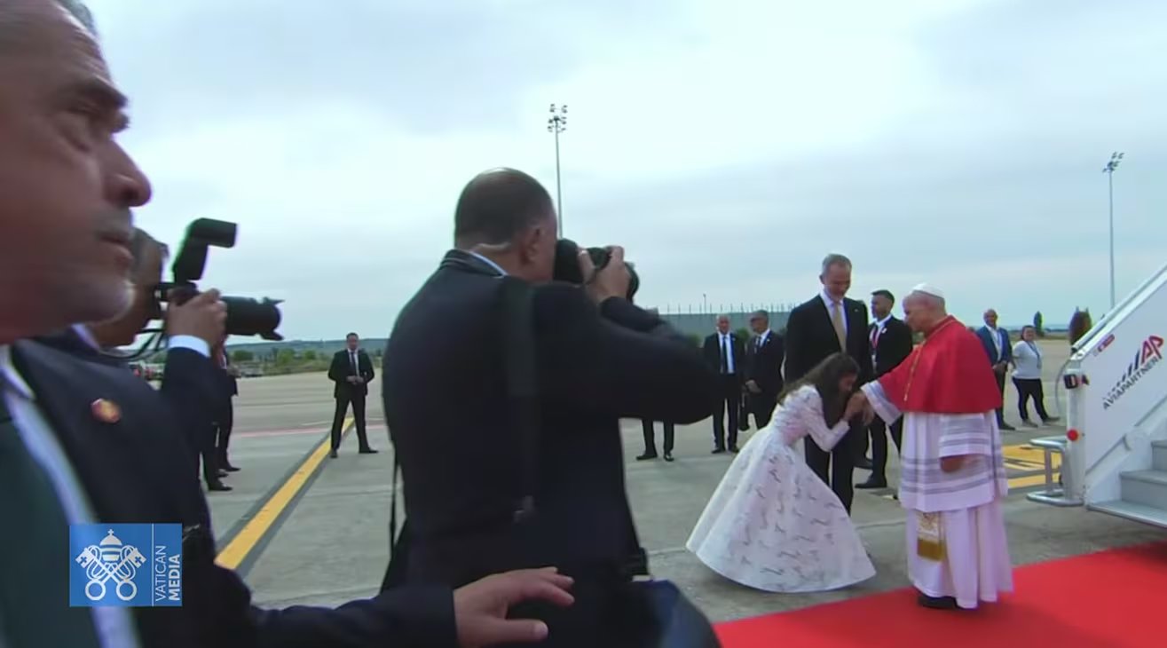 La reina Letizia deslumbra con su ‘privilegio blanco’ al dar la bienvenida al papa León XIV (Vatican News)