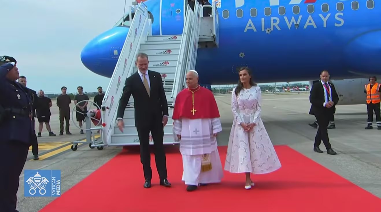 La reina Letizia deslumbra con su ‘privilegio blanco’ al dar la bienvenida al papa León XIV (Vatican News)