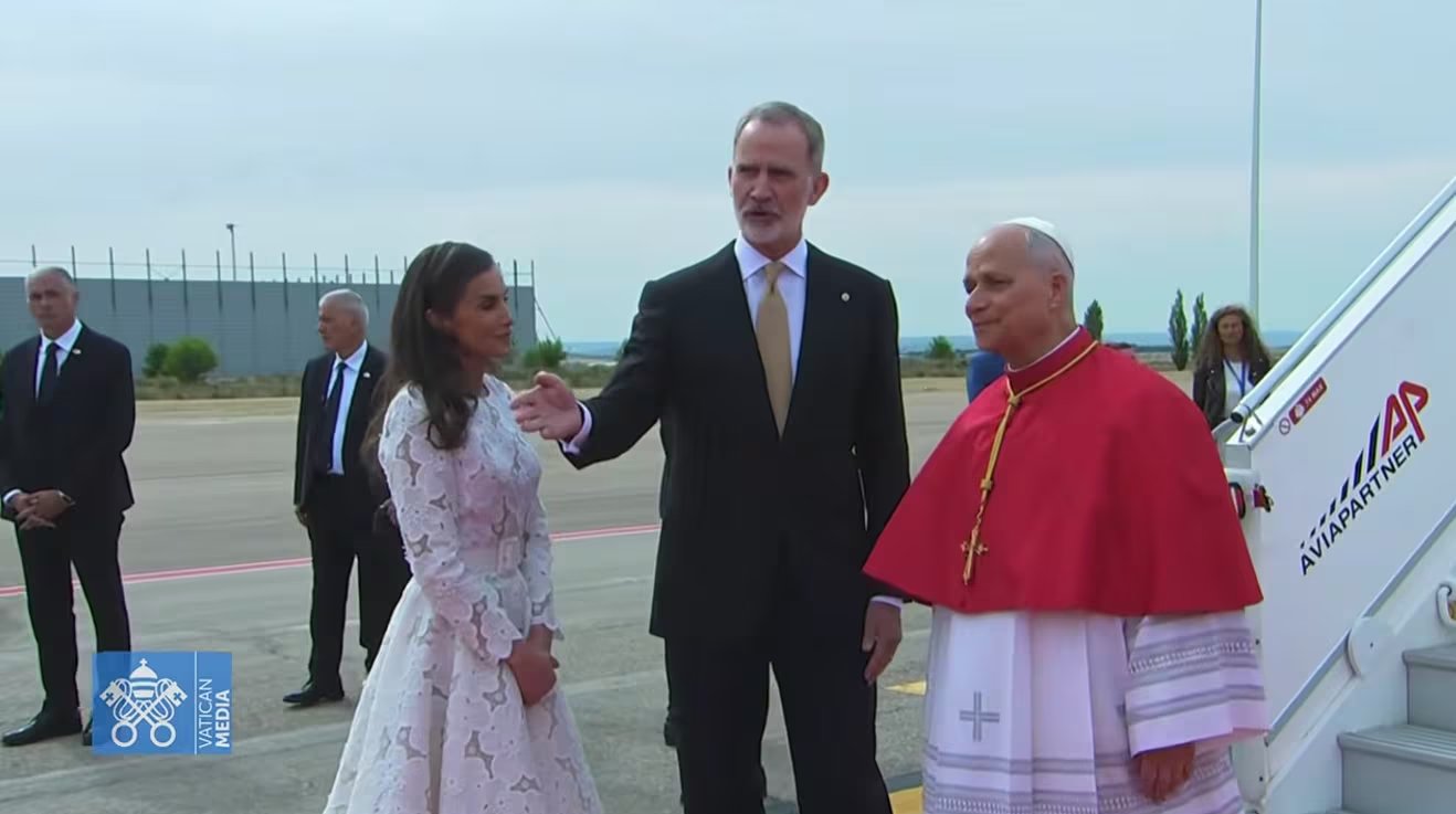 La reina Letizia deslumbra con su ‘privilegio blanco’ al dar la bienvenida al papa León XIV (Vatican News)