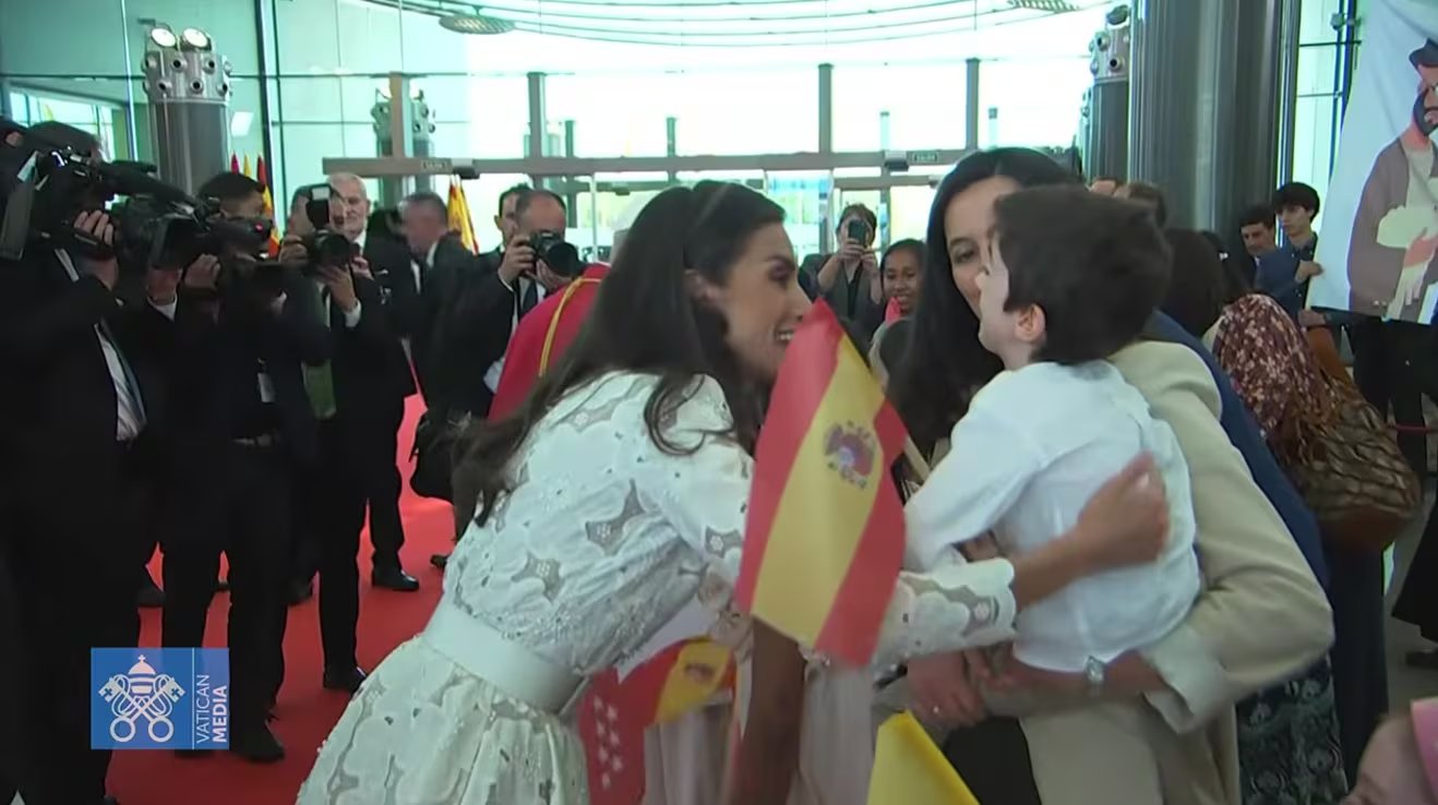 La reina Letizia derrocha cercanía ante los niños que esperaban al papa León XIV (Vatican News)