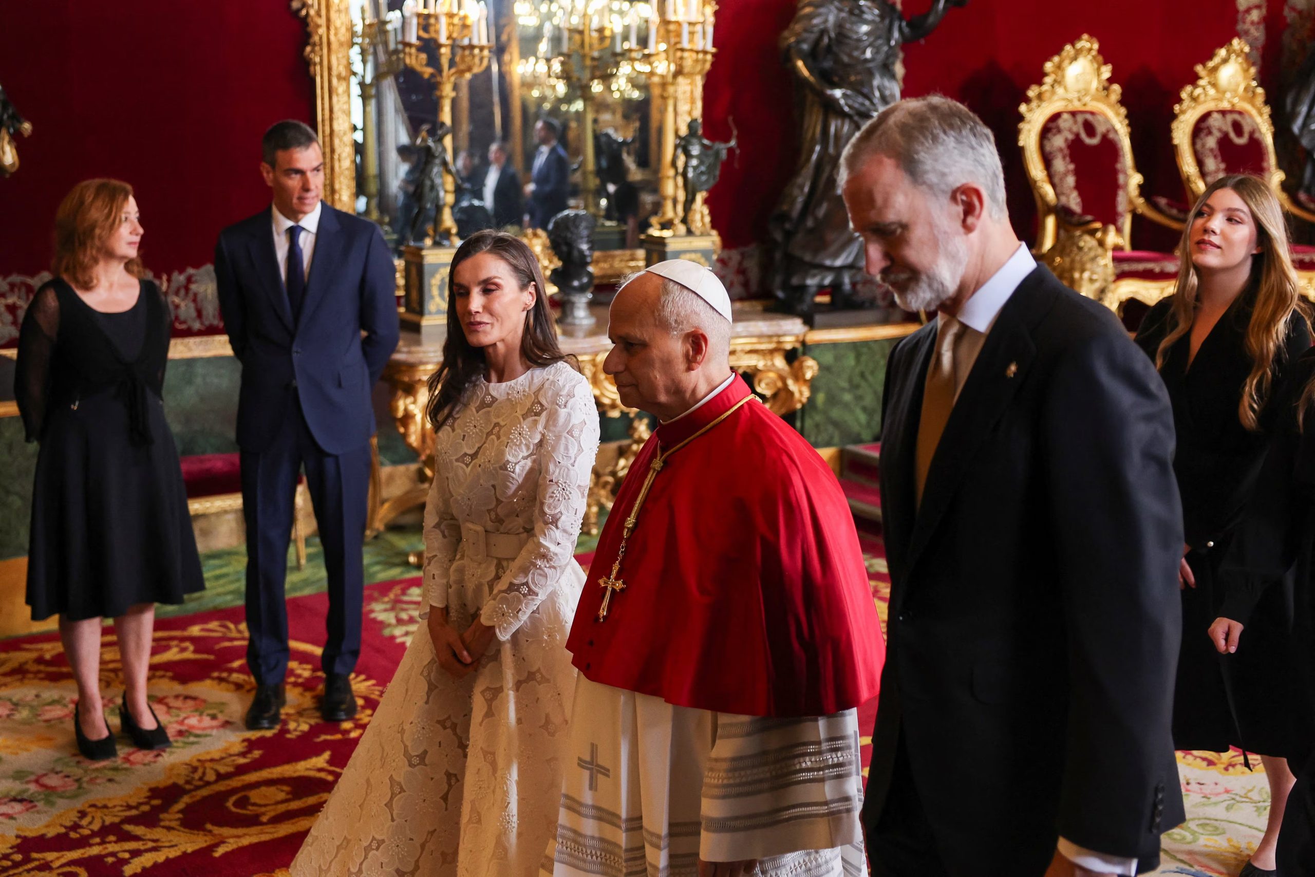 El papa León XIV, el rey Felipe de España, la reina Letizia y el presidente del Gobierno español, Pedro Sánchez, en el Salón del Trono del Palacio Real, durante el viaje apostólico del pontífice, en Madrid, España, el 6 de junio de 2026. REUTERS/Yara Nardi