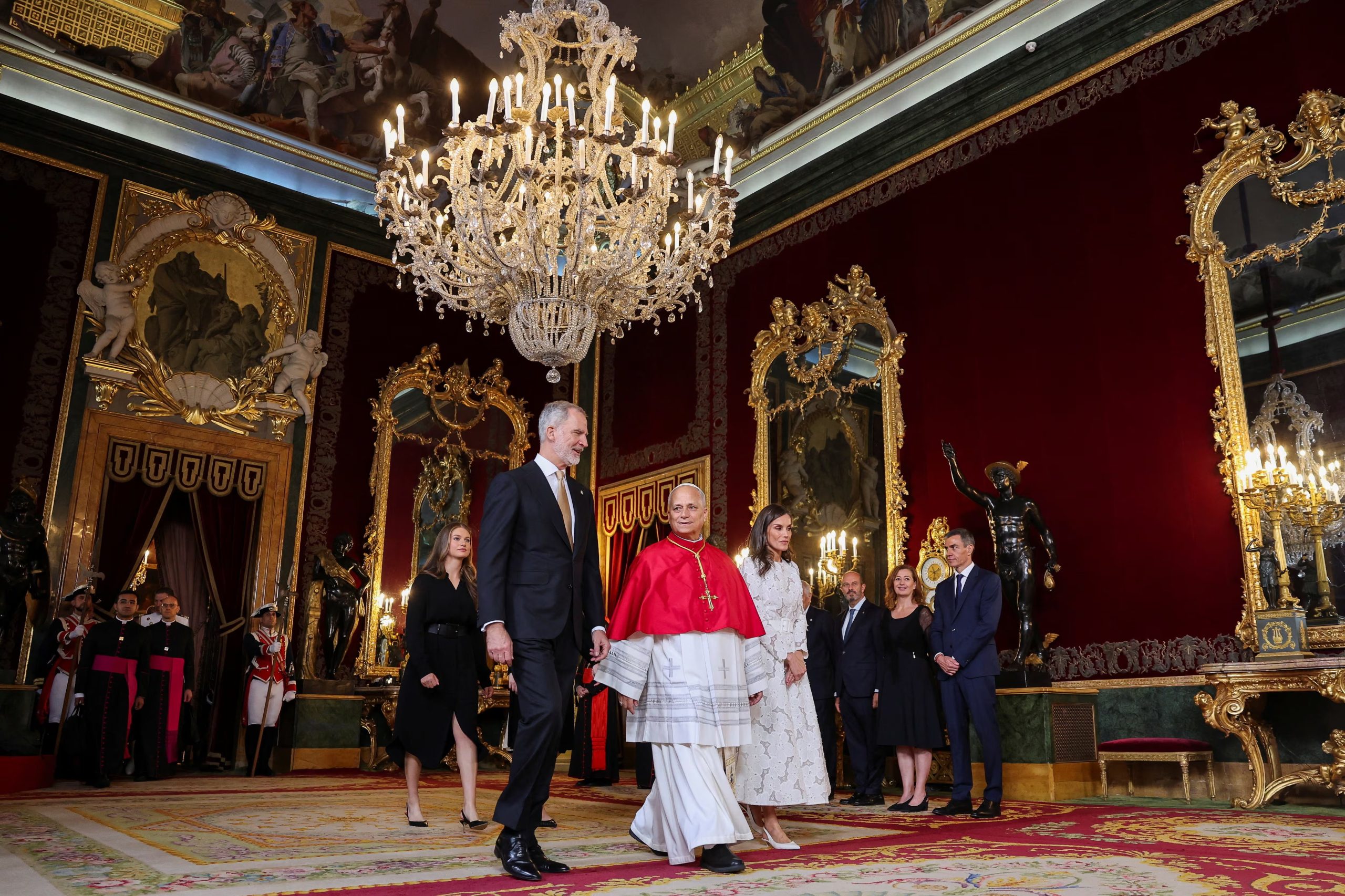 El papa León XIV, el rey Felipe de España, la reina Letizia y sus hijas Leonor, princesa de Asturias, e infanta Sofía, junto con el presidente del Gobierno español, Pedro Sánchez, en el Salón del Trono del Palacio Real, durante su viaje apostólico, en Madrid, España, el 6 de junio de 2026. REUTERS/Yara Nardi