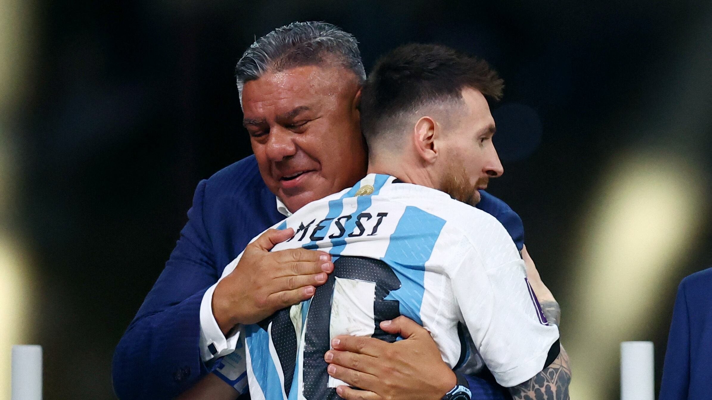 El abrazo de Claudio Tapia y Lionel Messi tras ganar la Copa del Mundo en Qatar (Crédito: Reuters/Hannah Mckay)