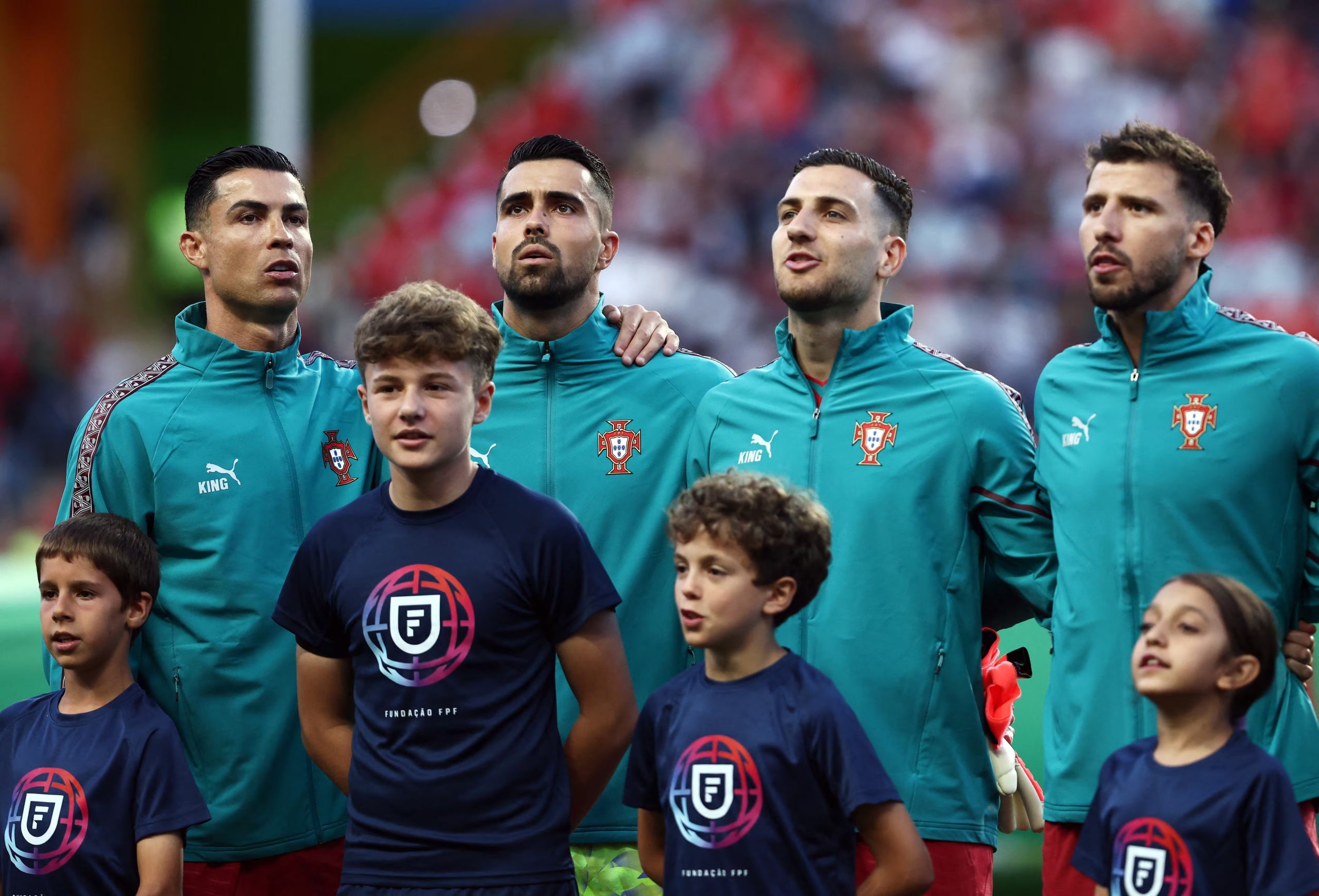 Diogo Costa, Diogo Dalot, Rúben Días y Cristiano Ronaldo en los actos de protocolo en el partido ante Nigeria-crédito Rodrigo Antunes/REUTERS