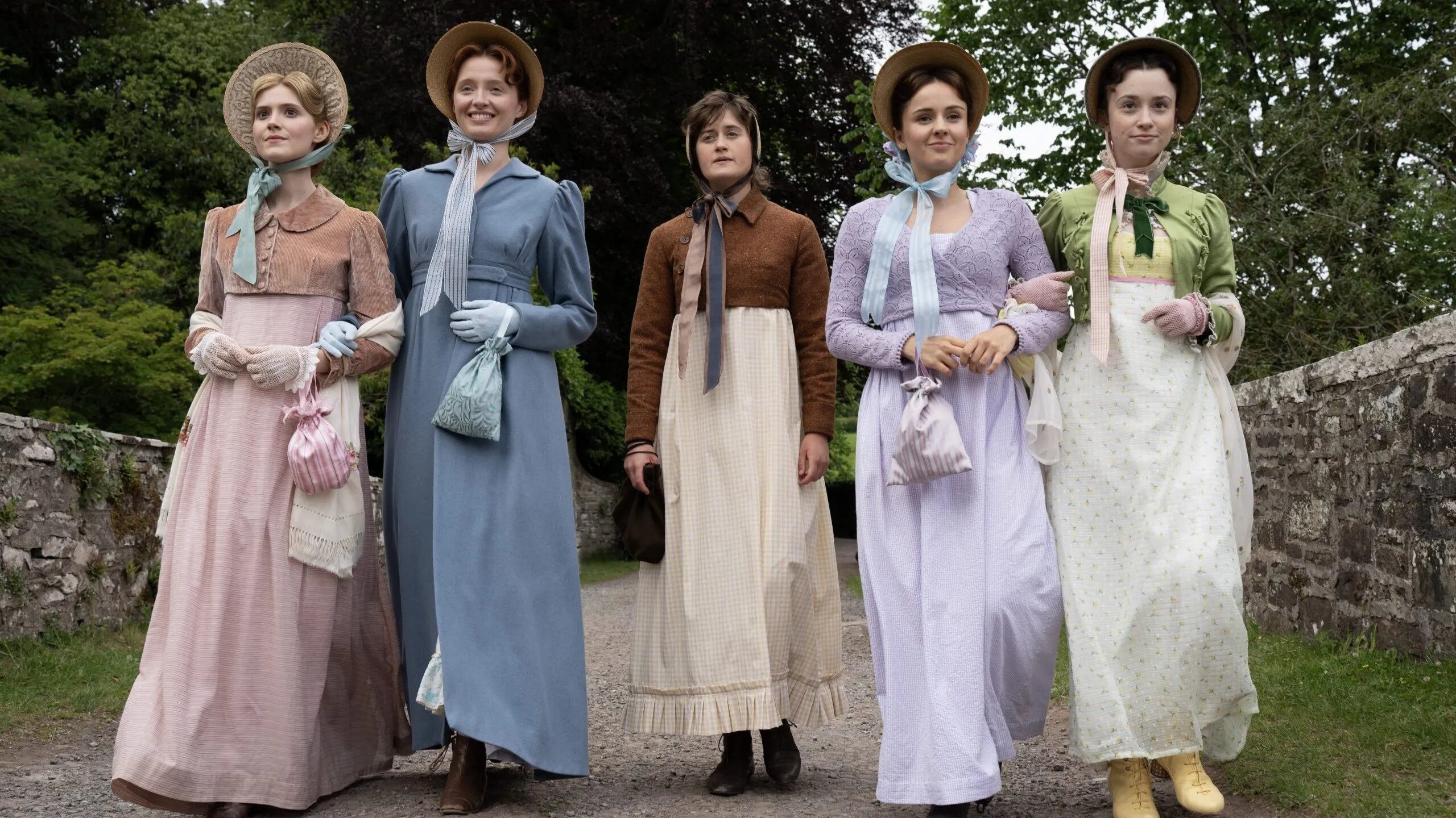Las hermanas Bennet de paseo en 'La otra hermana Bennet' (Movistar Plus+)