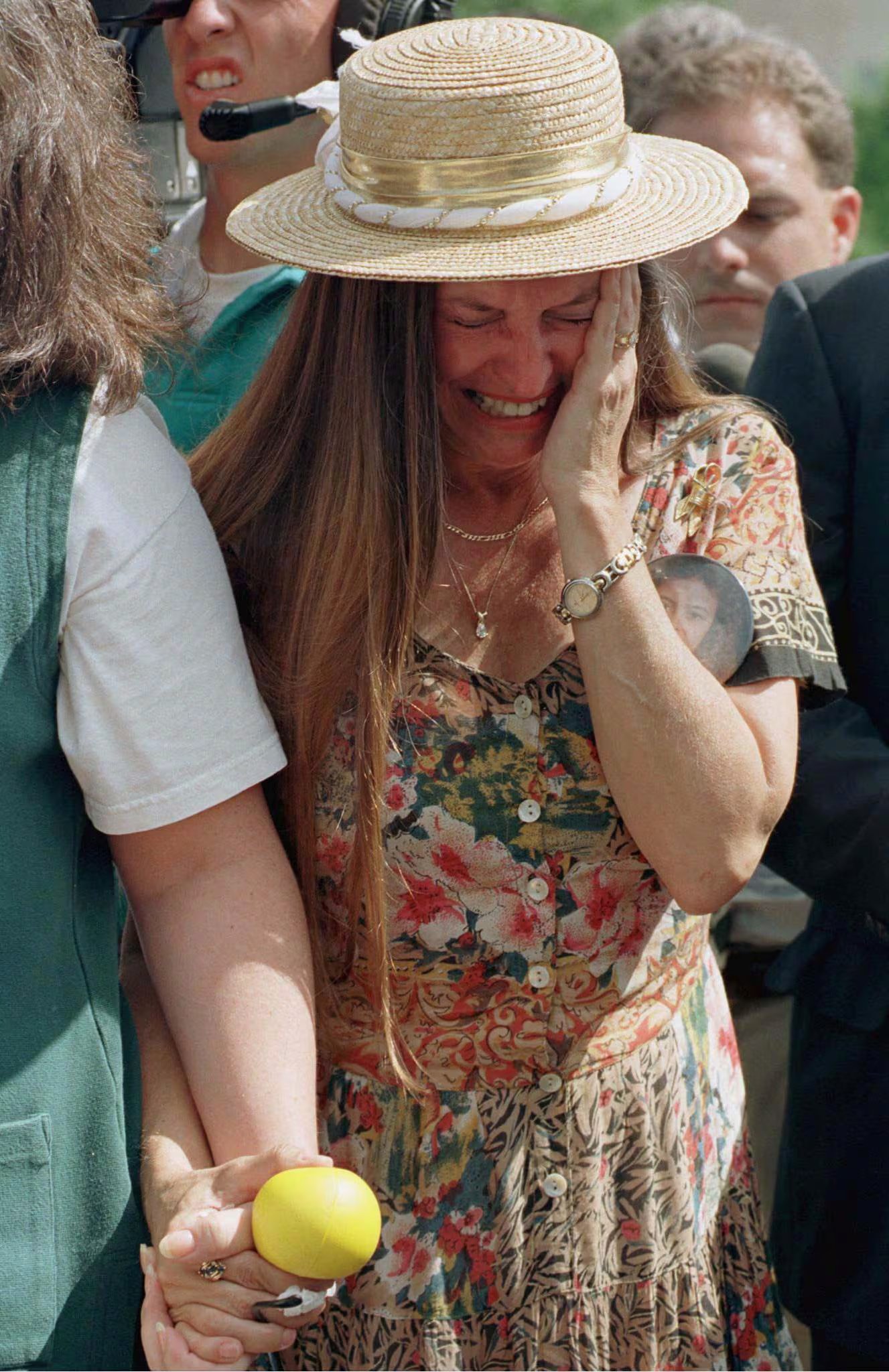 Jacque Walker, cuya sobrina murió en el atentado de abril de 1995, al enterarse de que un jurado de Denver había condenado a muerte a Timothy McVeigh, el 13 de junio de 1997 (REUTERS/Jeff Mitchell)