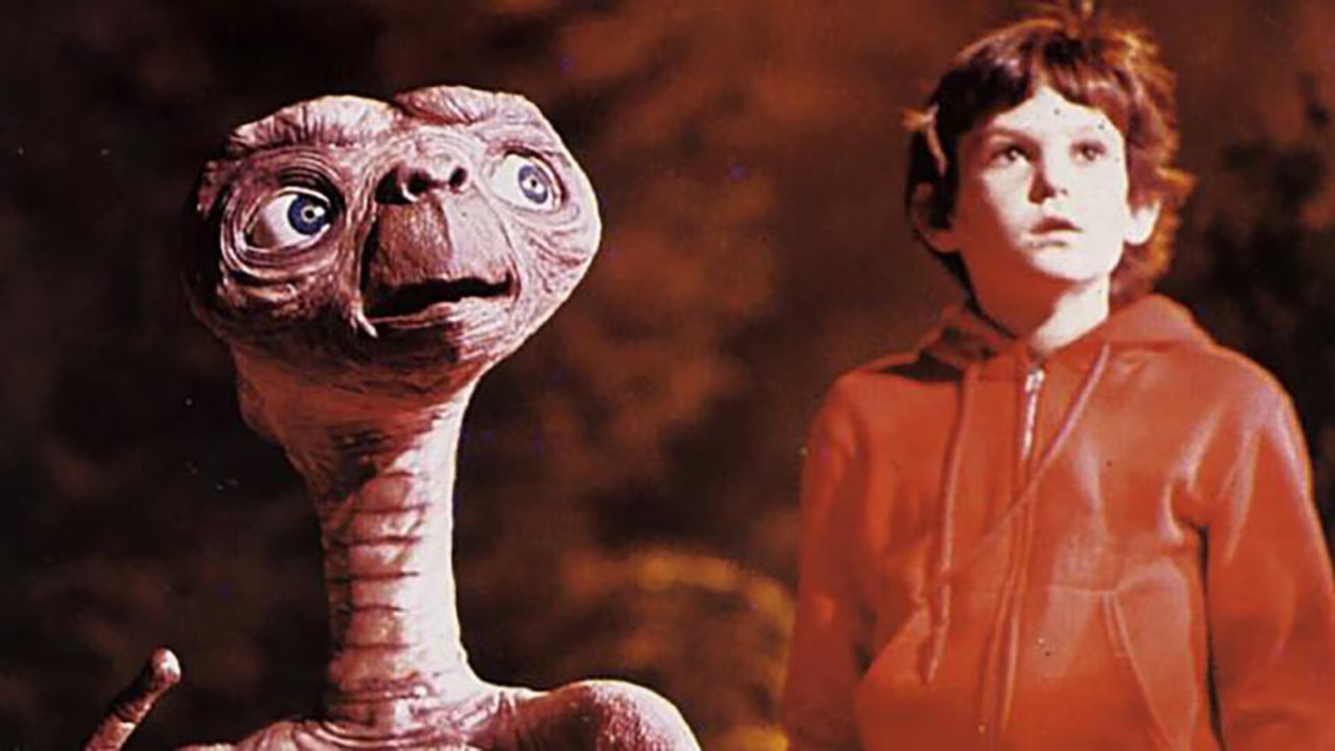El director sostuvo que Elliott seguía soñando con E.T. porque el gesto final del extraterrestre creó un vínculo psíquico permanente (Universal Pictures)
