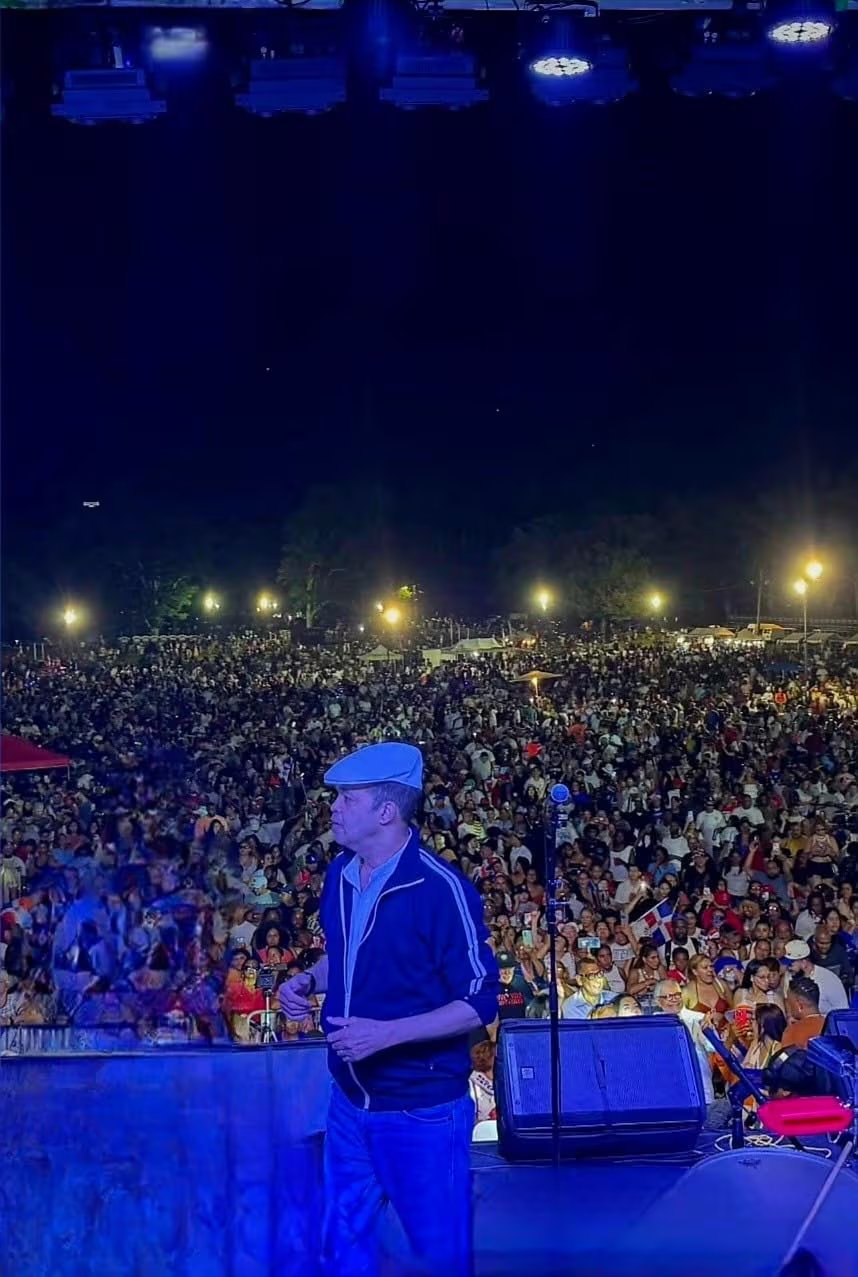 Su versatilidad le permitió moverse entre merengue, bachata y bolero, consolidándose como una de las voces representativas de la música dominicana. (Infobae Centroamérica/Cortesía)