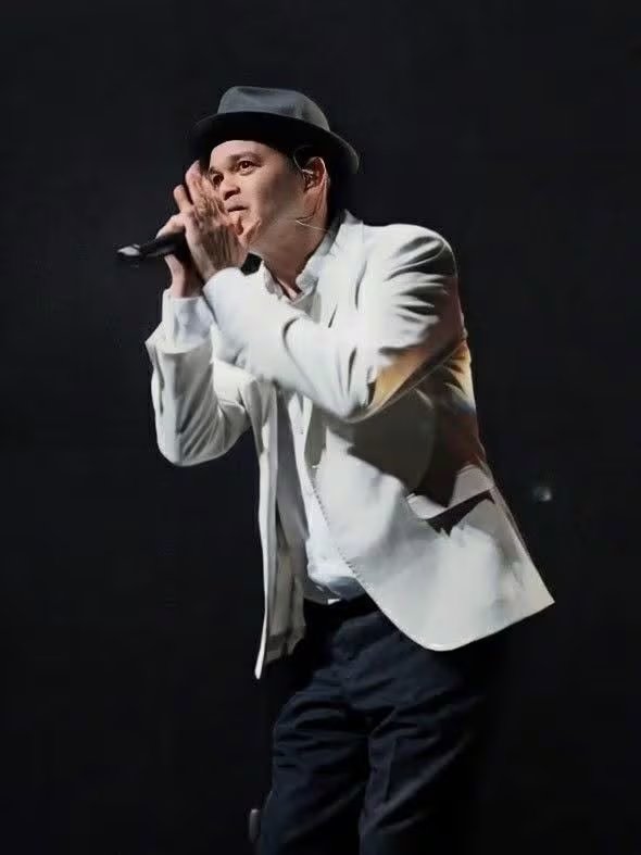 El legado de Alex Bueno permanece en sus grabaciones, presentaciones y en la influencia que ejerció sobre nuevas generaciones de artistas. (Infobae Centroamérica/Cortesía)