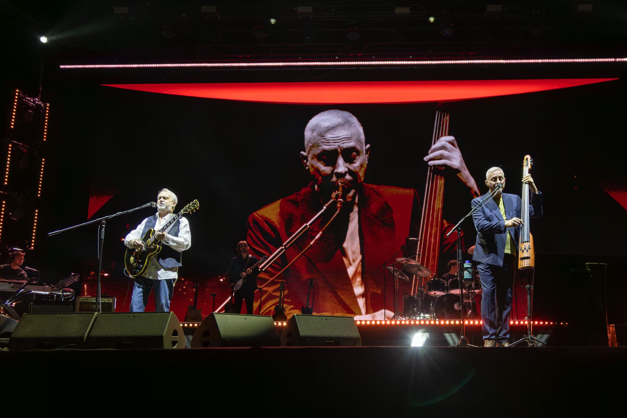 Serú Girán: David Lebón y Pedro Aznar en un momento emotivo del show (Crédito: Rodrigo Alonso)
