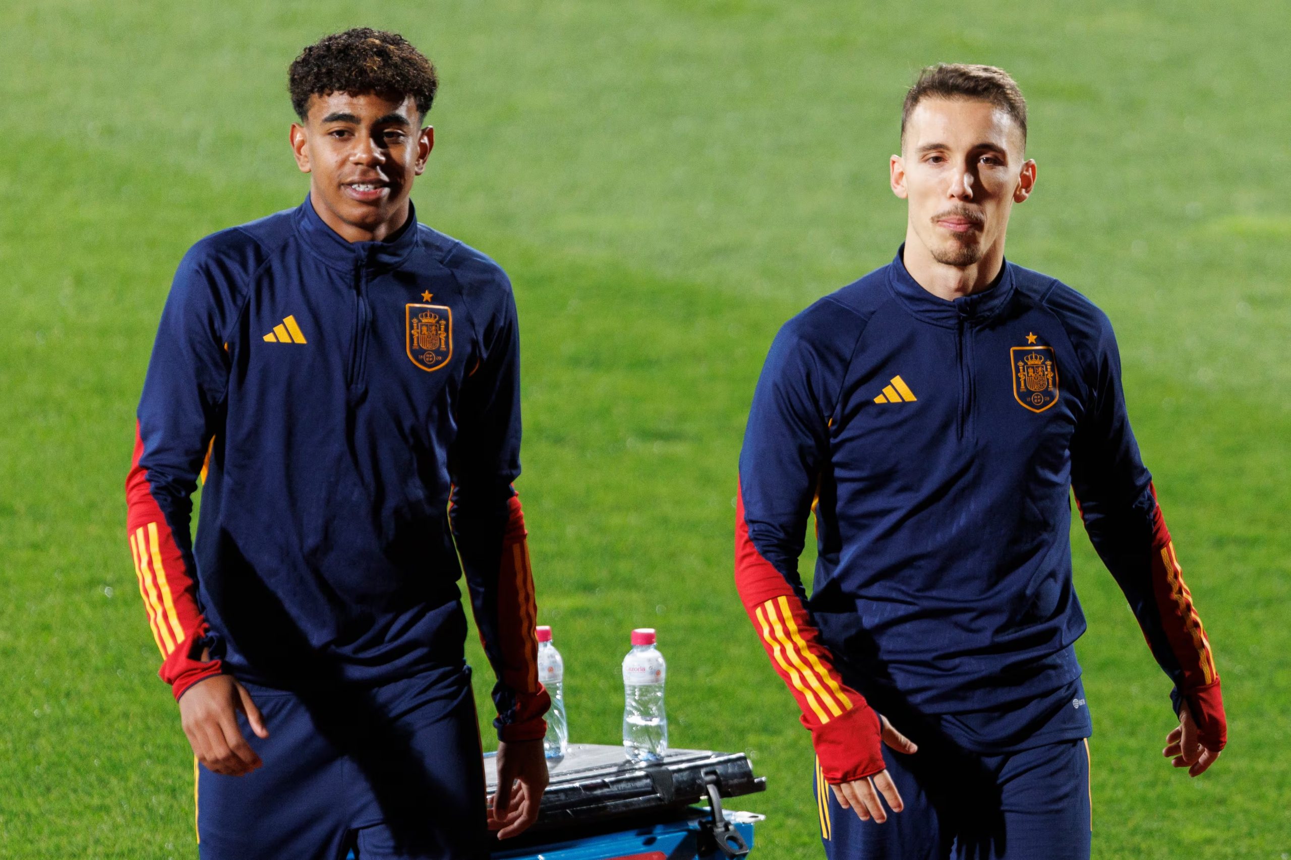 Lamine junto a Grimaldo. (EFE/Sergio Pérez)