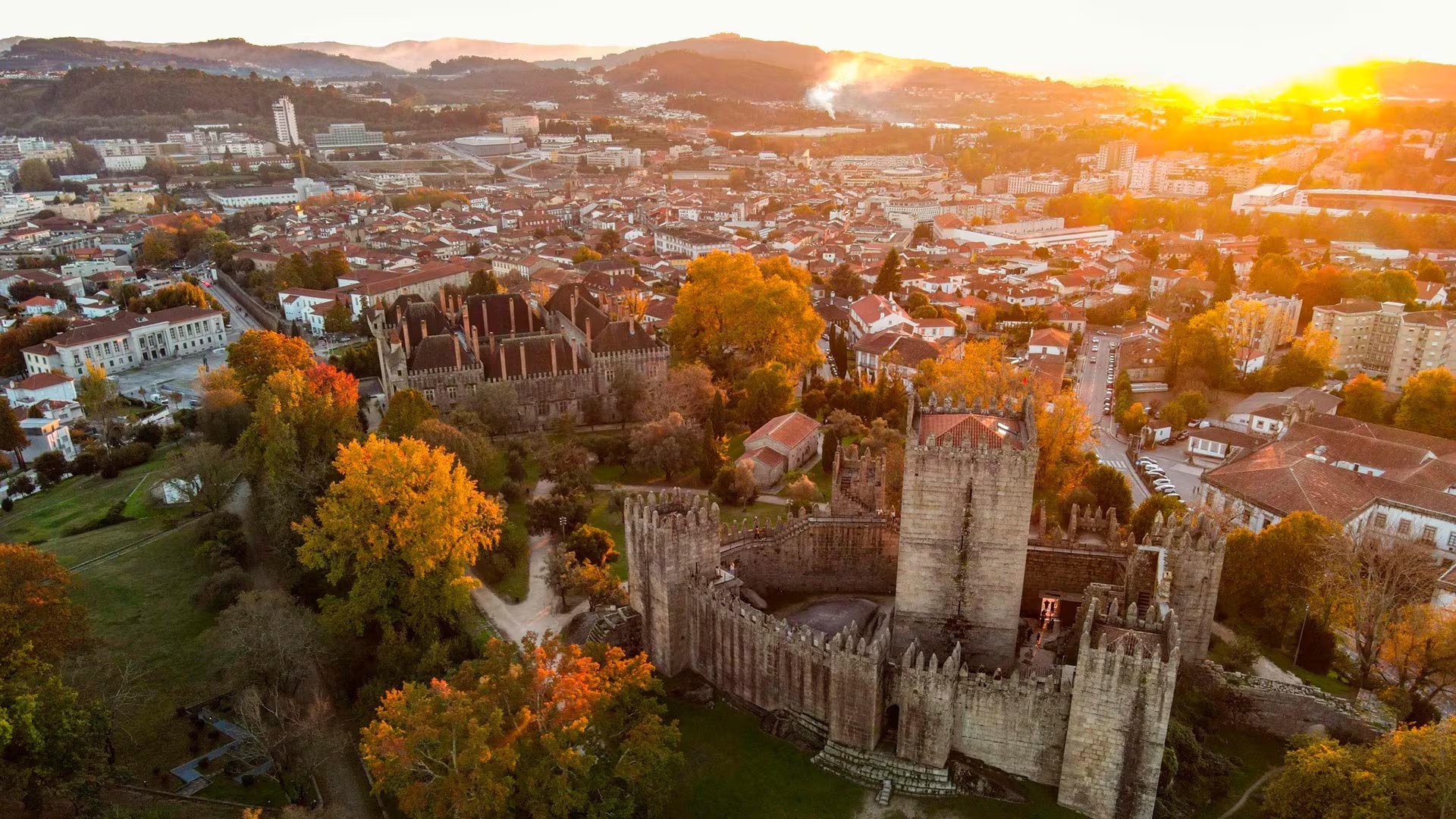 Guimarães, al norte de Portugal, es considerada la cuna nacional y conserva un marcado aire medieval (Municipalidad de Guimarães)