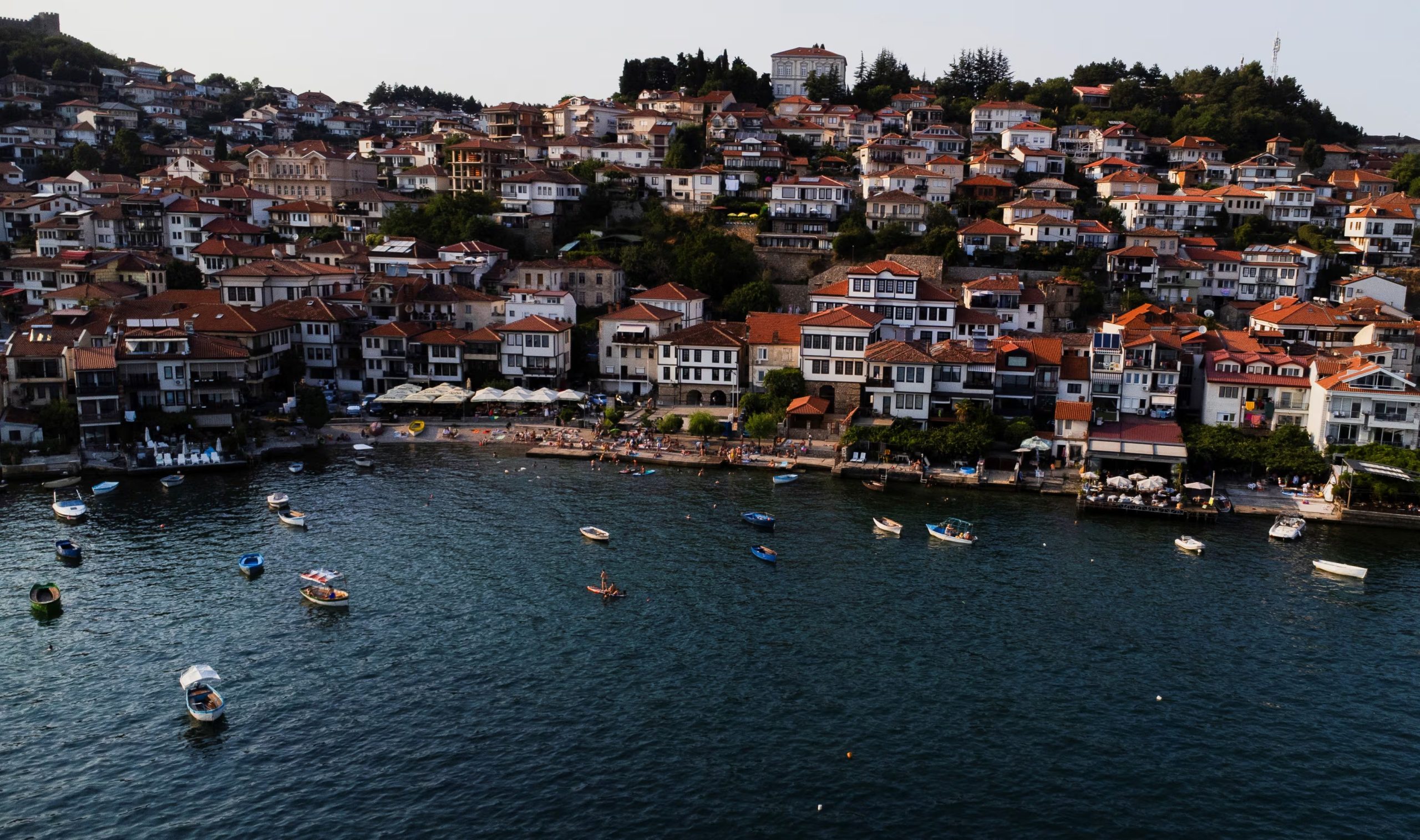 Ohrid, en Macedonia del Norte, se ubica junto a uno de los lagos más antiguos y profundos de Europa, compartido con Albania (REUTERS/Ognen Teofilovski)