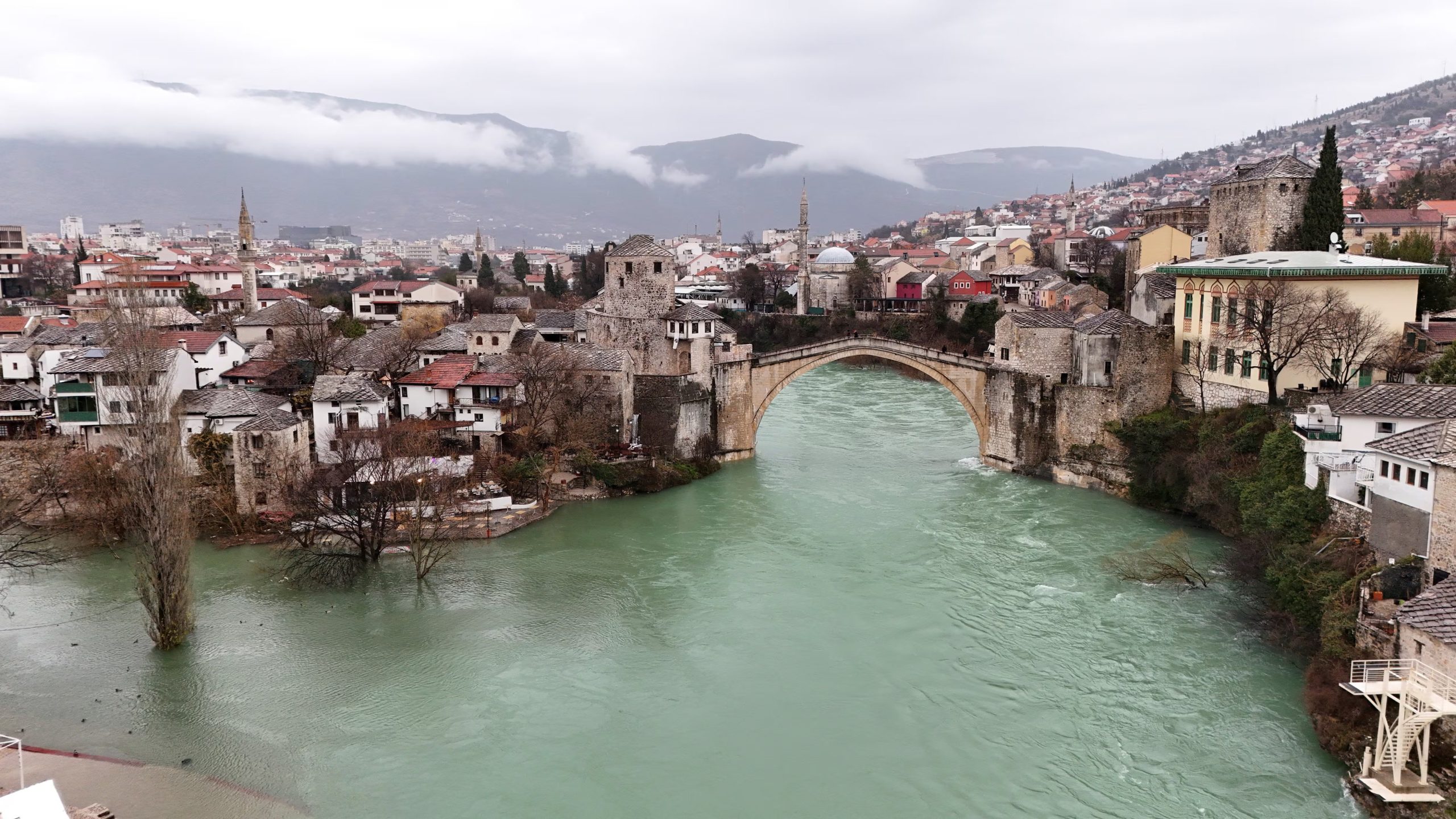 Mostar, en Bosnia y Herzegovina, destaca por la fusión de arquitectura austrohúngara y otomana (REUTERS/Amel Emric)