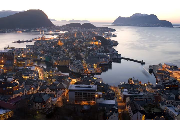Aalesund se alza sobre varias islas en la costa de Noruega, entre el Atlántico y montañas escarpadas