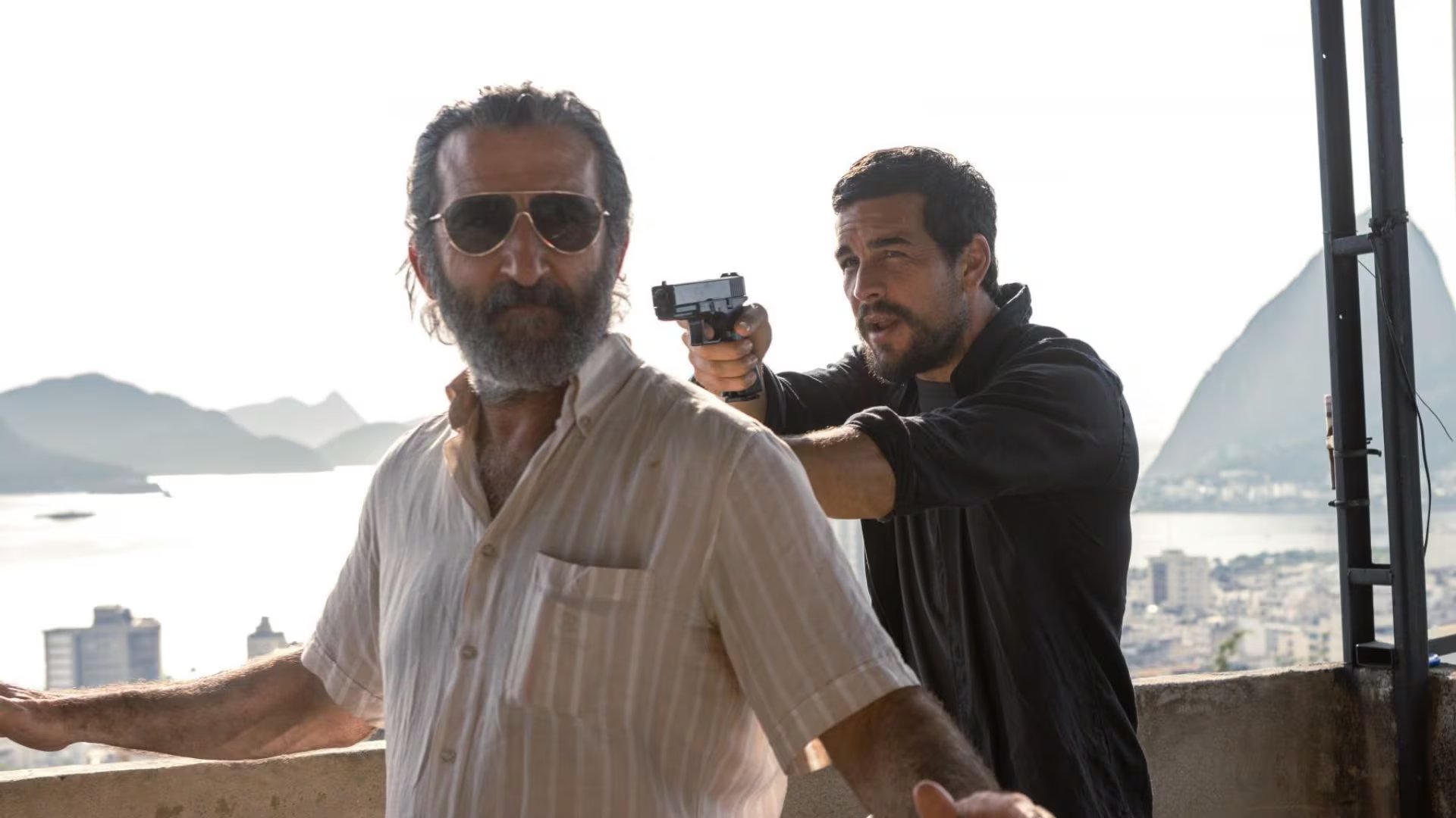 Luis Zahera (izquierda) y Mario Casas (derecha) en 'Zeta', la nueva película de Dani de la Torre. (Prime Video)