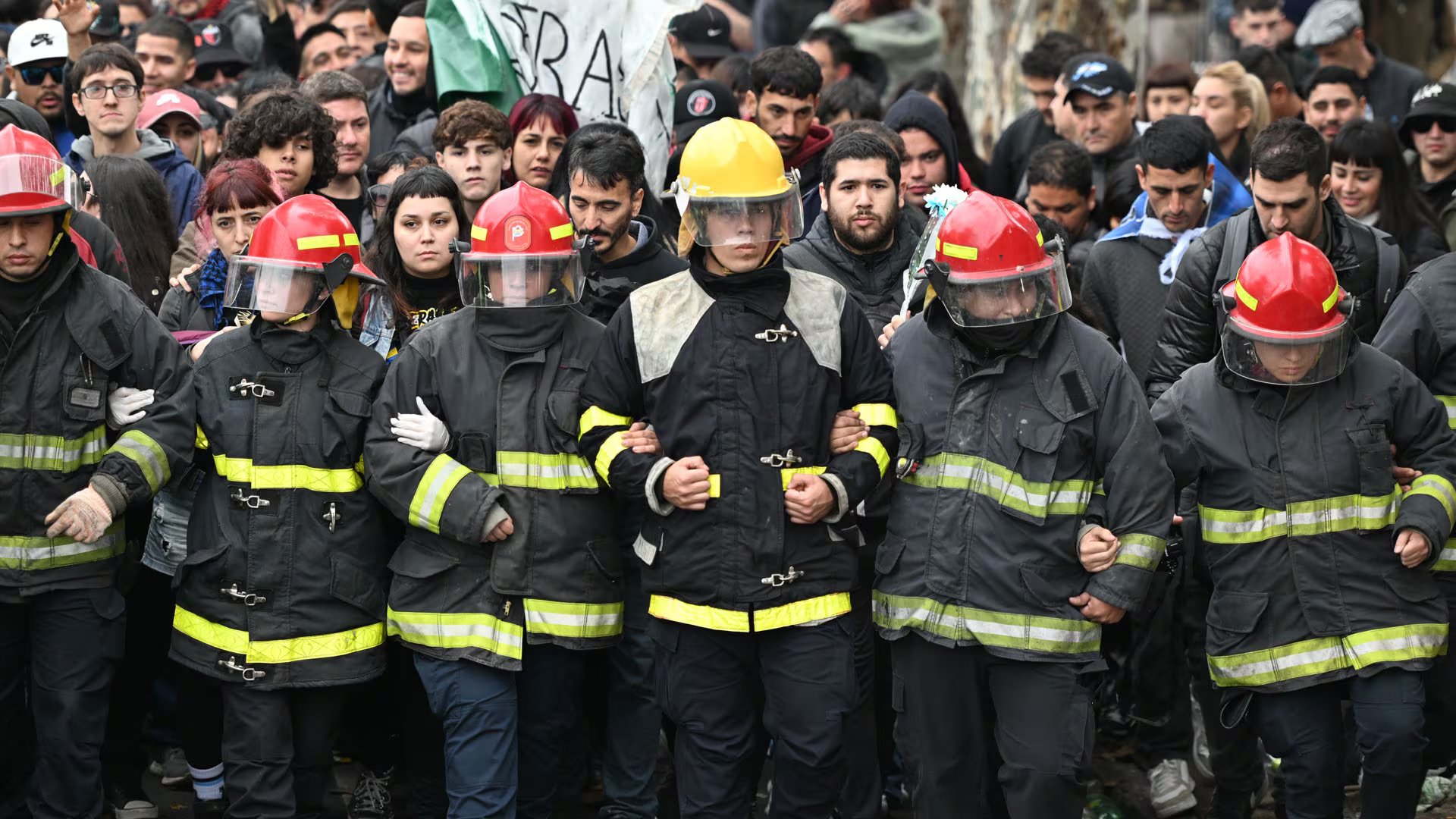Una cadena de bomberos contiene a los fanáticos del Indio Solario, para garantizar la seguridad en el ingreso al Estados Gatica