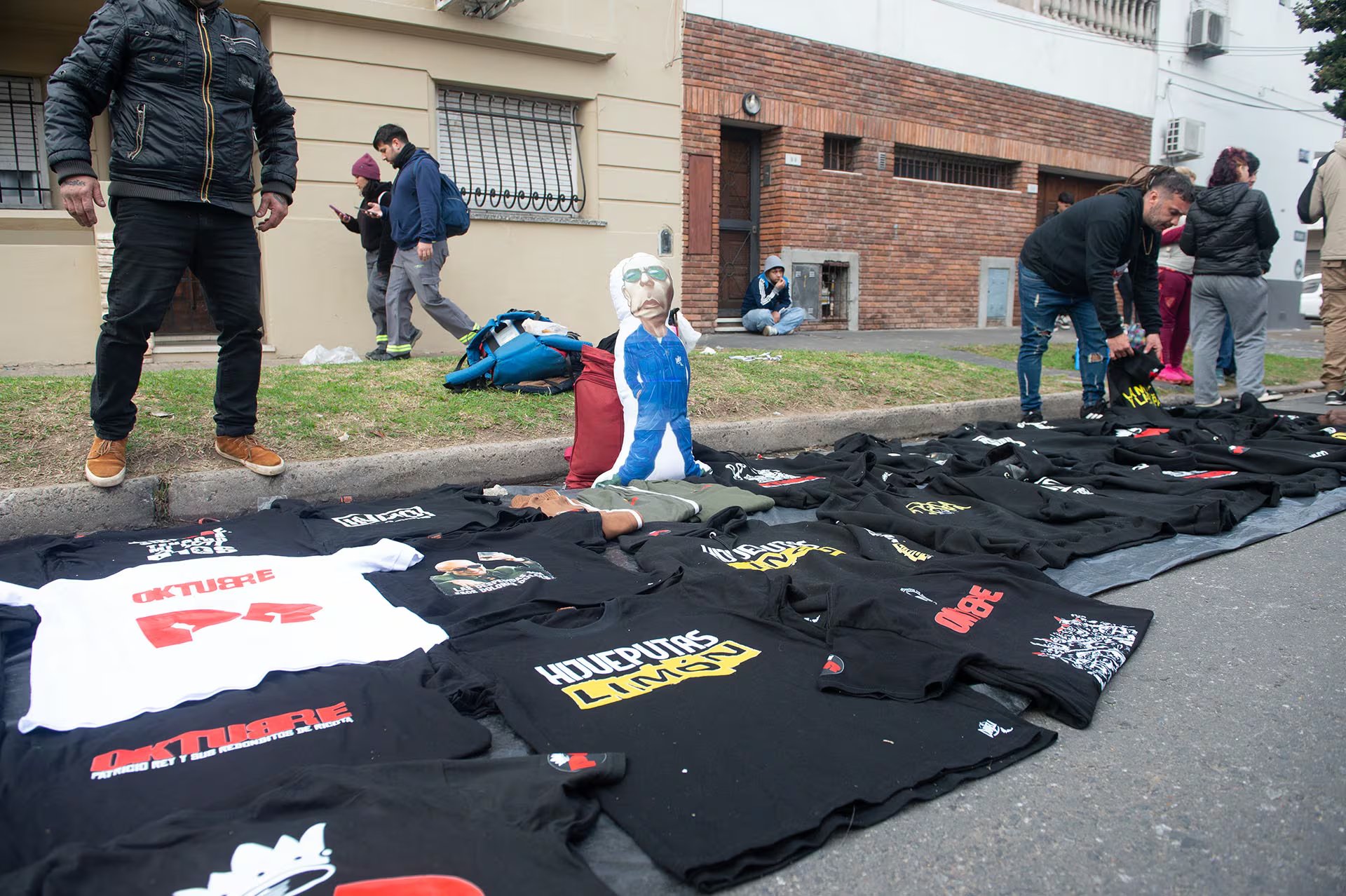 Durante el velorio del Inidio Solari, los vendedores ambulantes se hicieron presentes para ofrecer remeras del músico