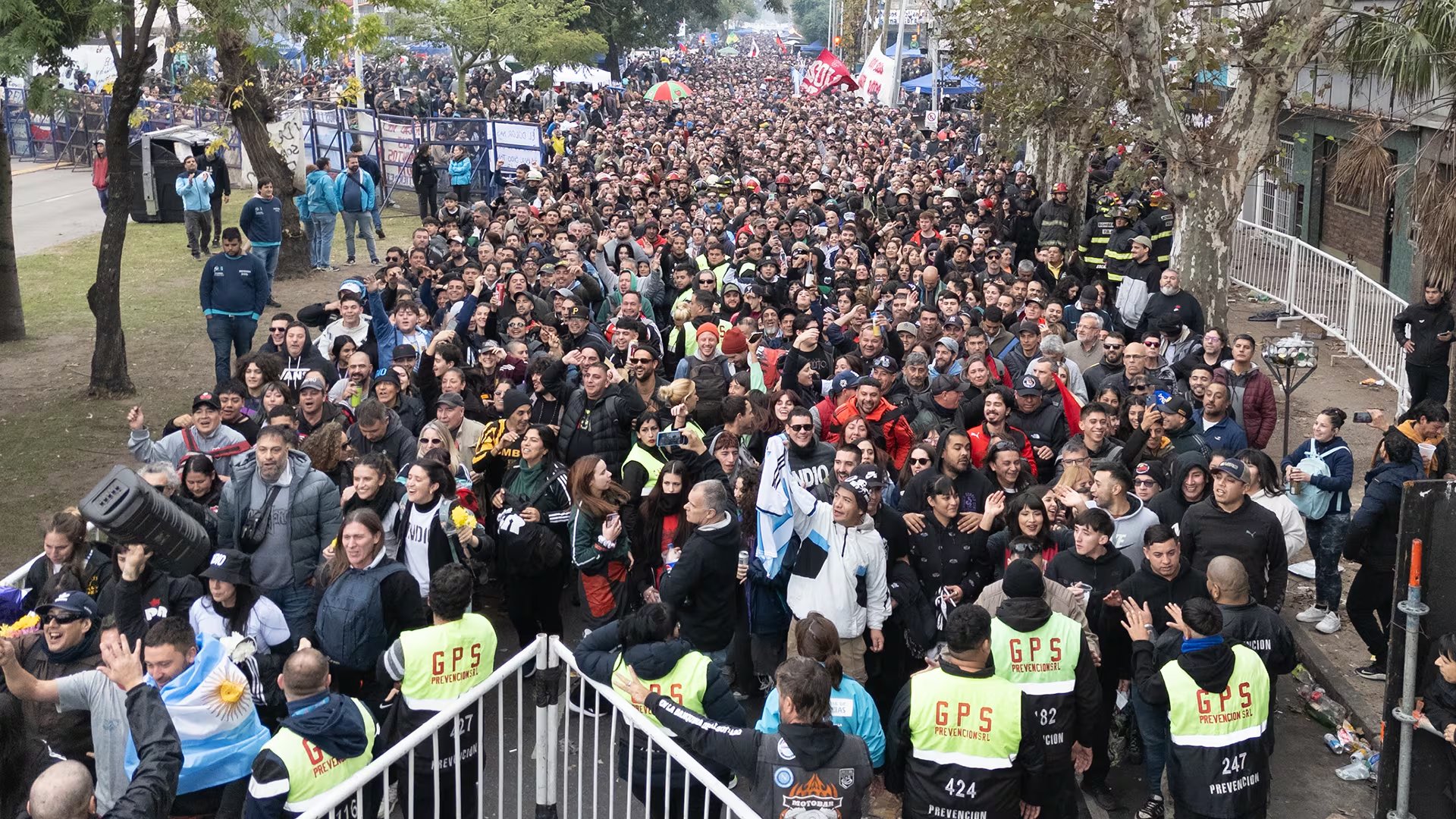 Miles de seguidores se congregaron en las calles para participar del multitudinario velorio 