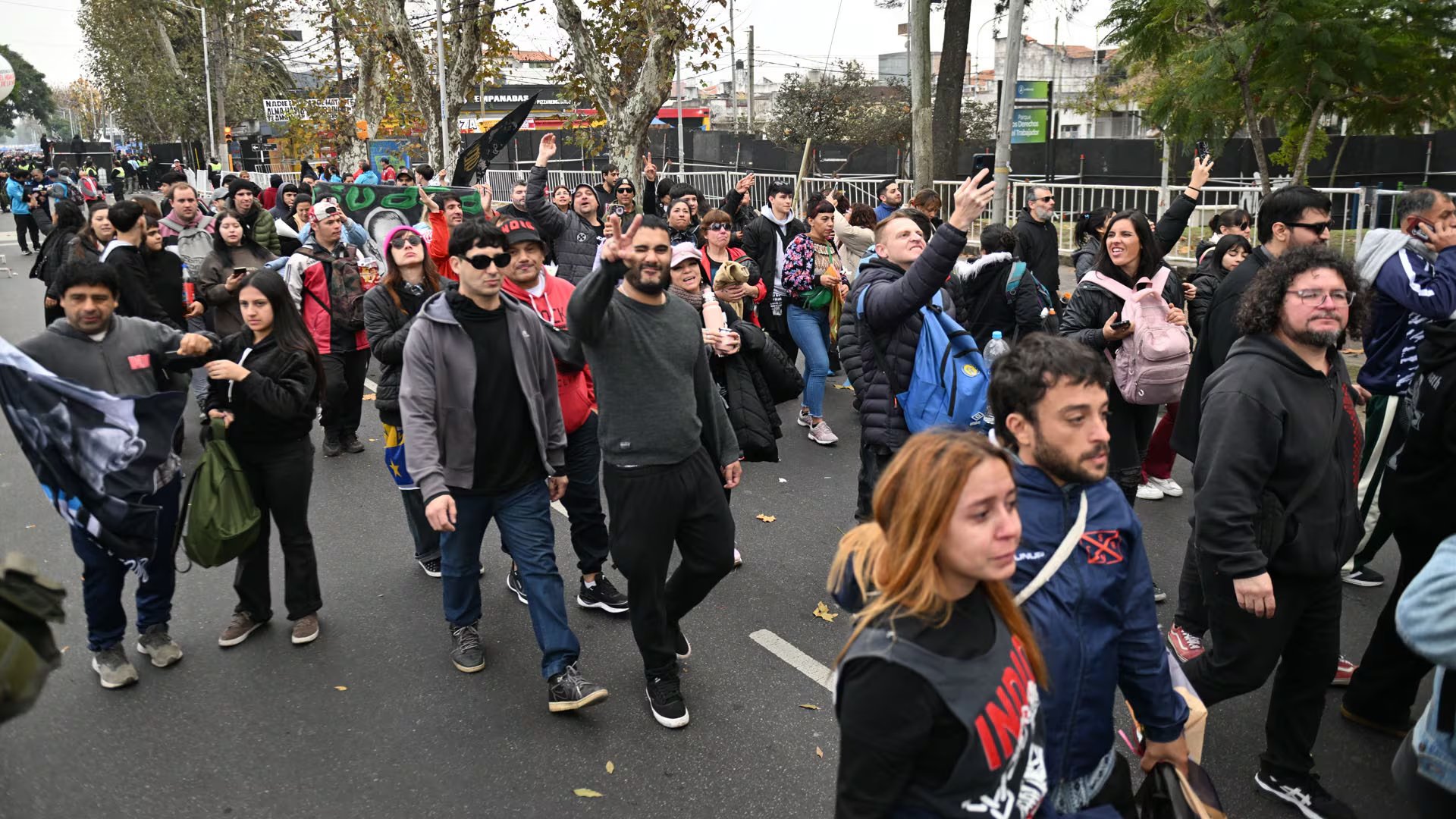 Matrimonios, parejas, grupos de amigos y familias enteras se hicieron presentes en el velorio del Indio Solari, en Avellaneda
